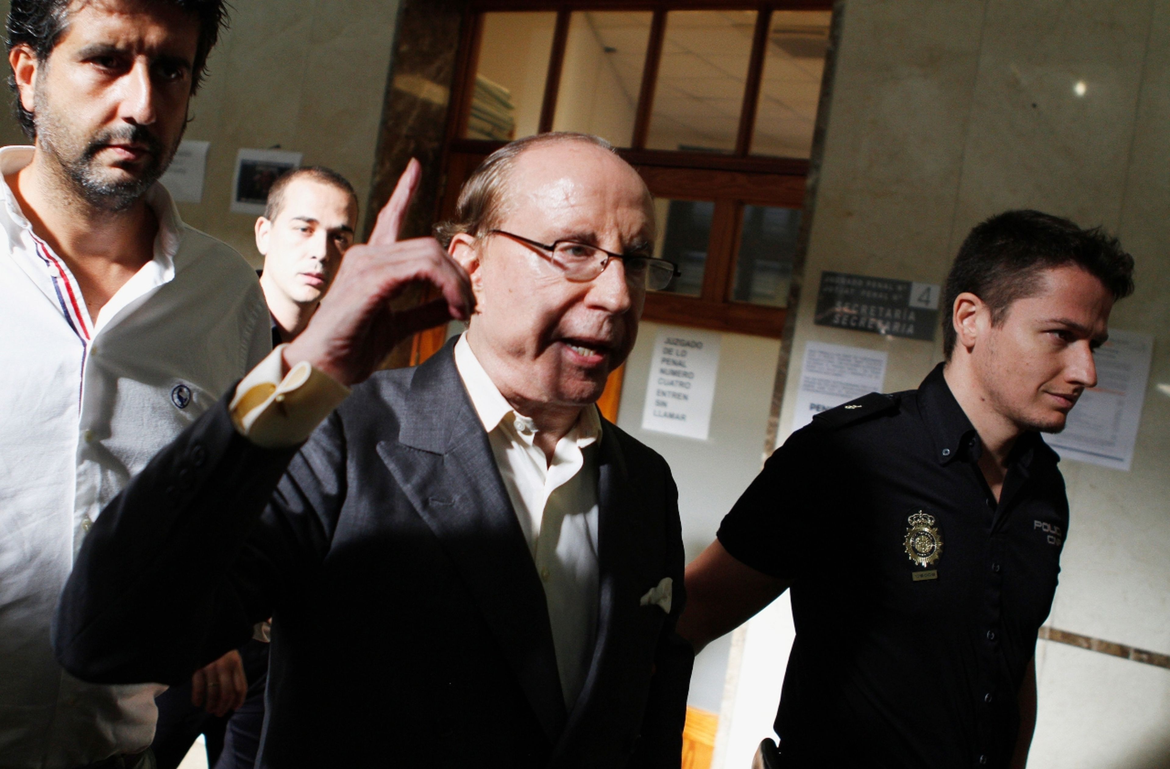 José María Ruiz-Mateos es conducido por la policía a un juicio por fraude en 2012