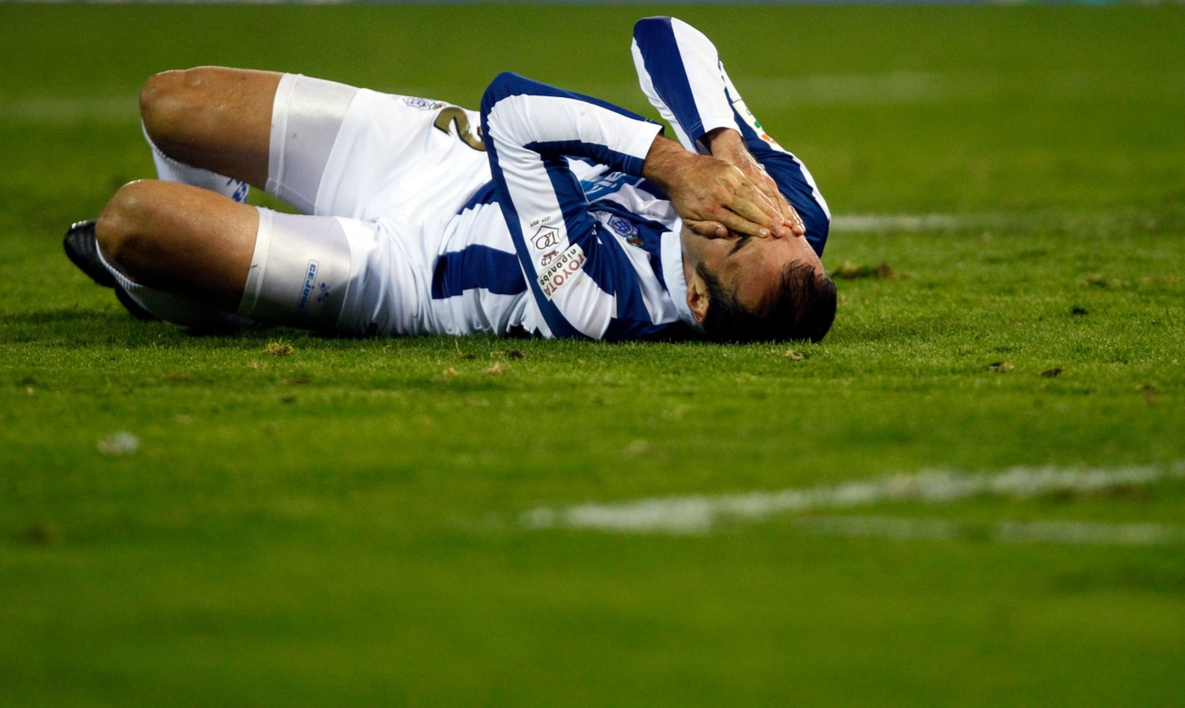 Un jugador del Recreativo de Huelva, tendido en el suelo durante un partido de Copa