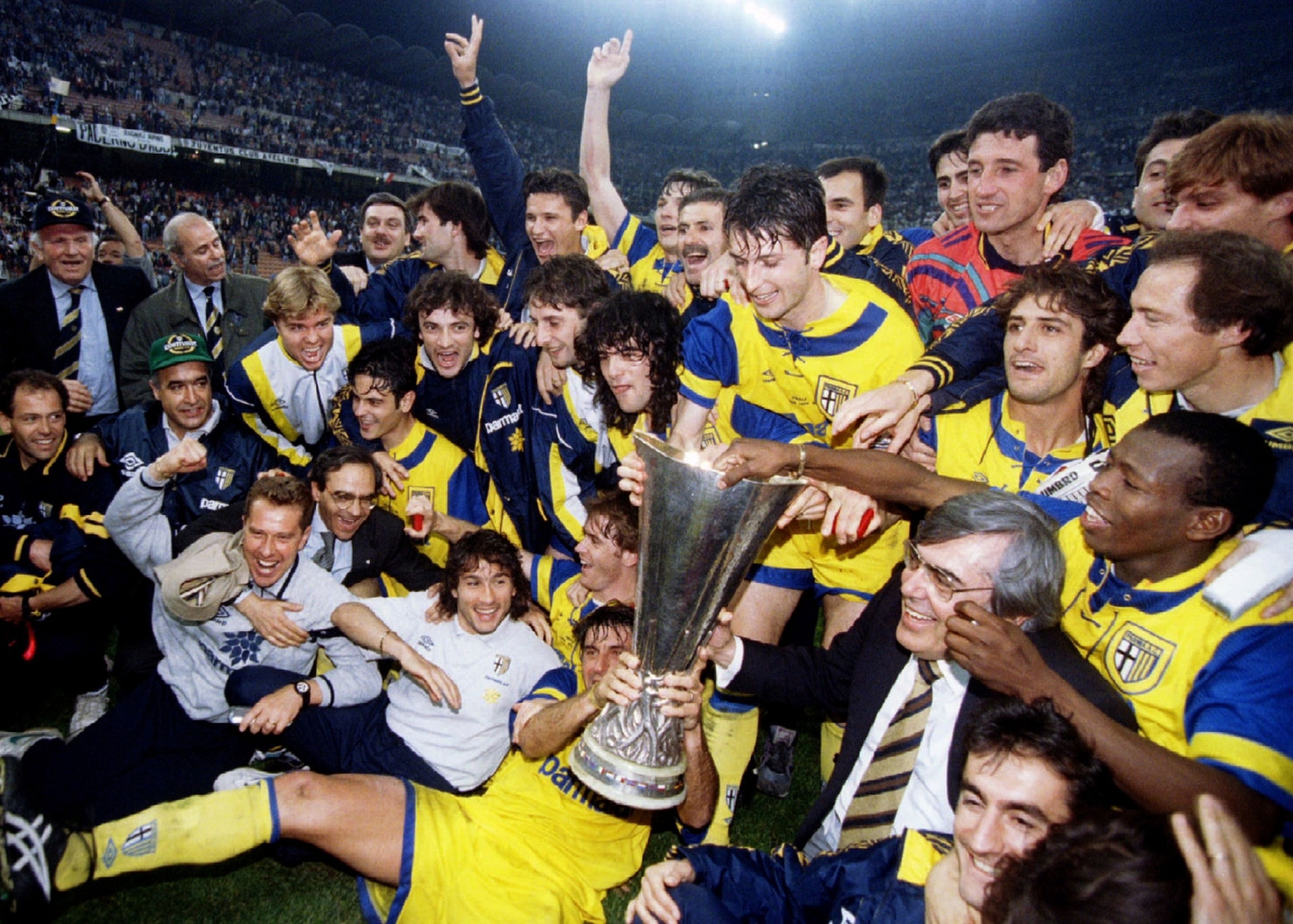 Los jugadores del Parma celebran su victoria en la Recopa de 1995