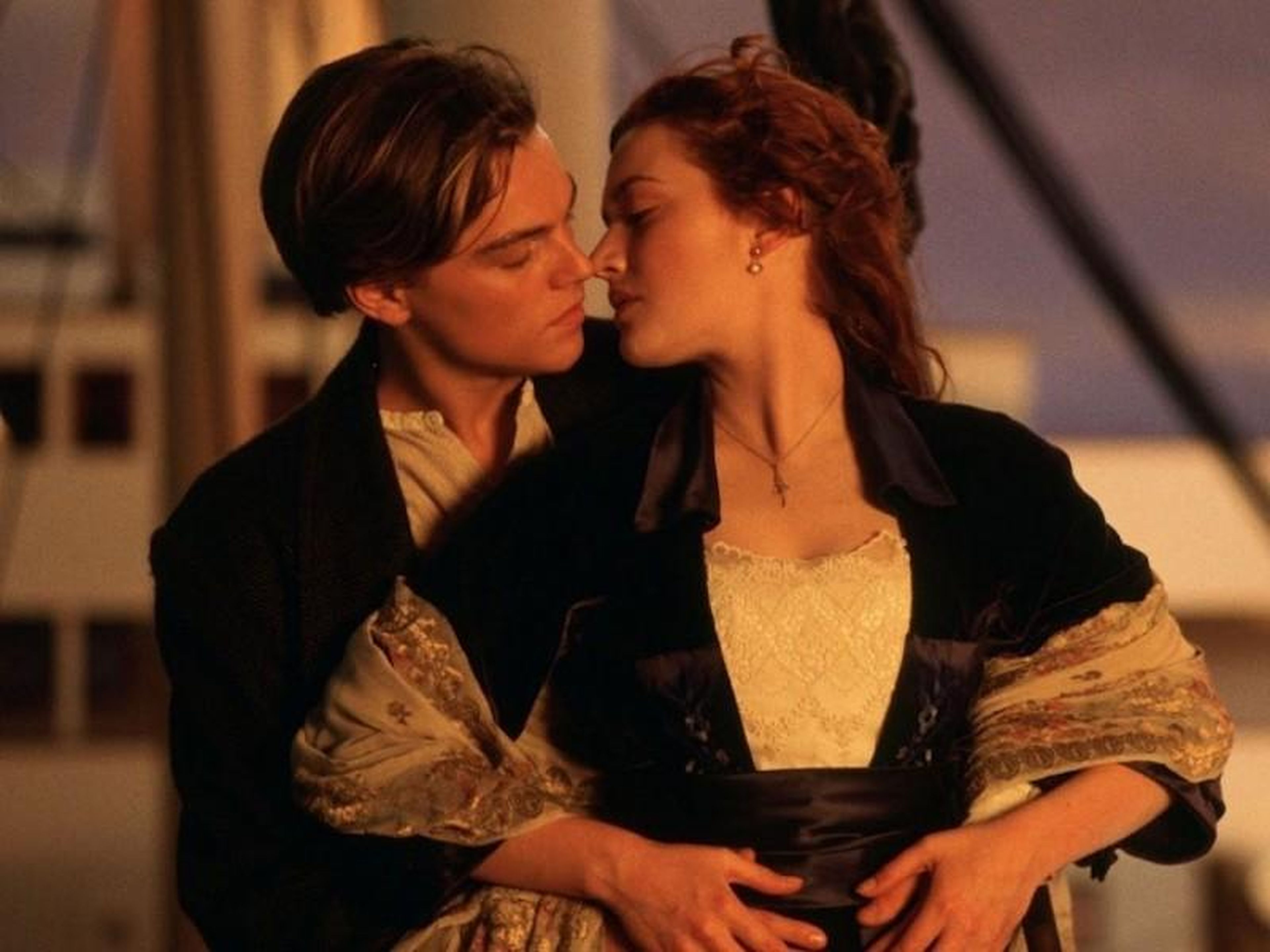 Leonardo DiCaprio y Kate Winslet como Jack y Rose en "Titanic".