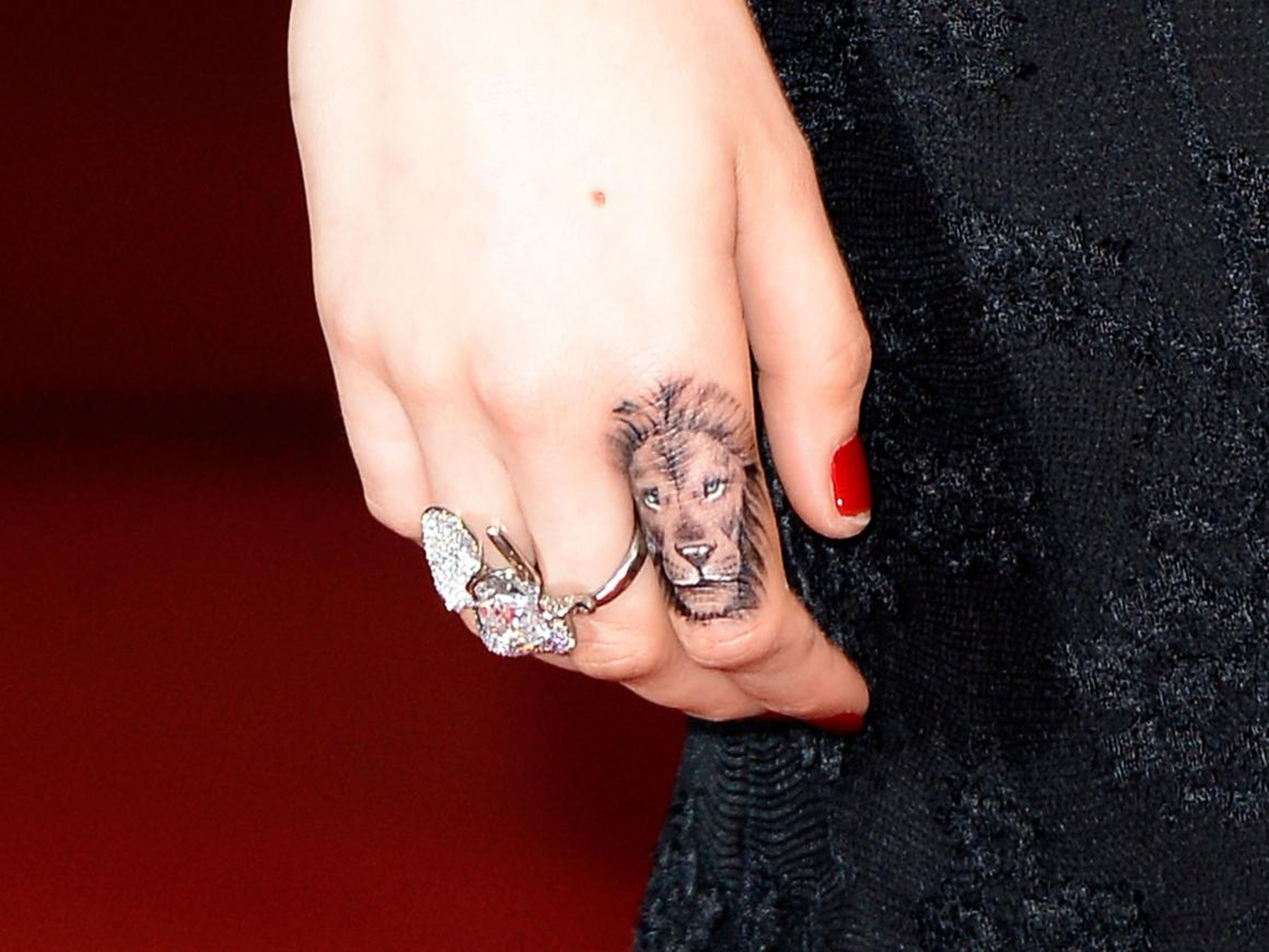 Cara Delevingne tiene tatuado un león en su dedo.