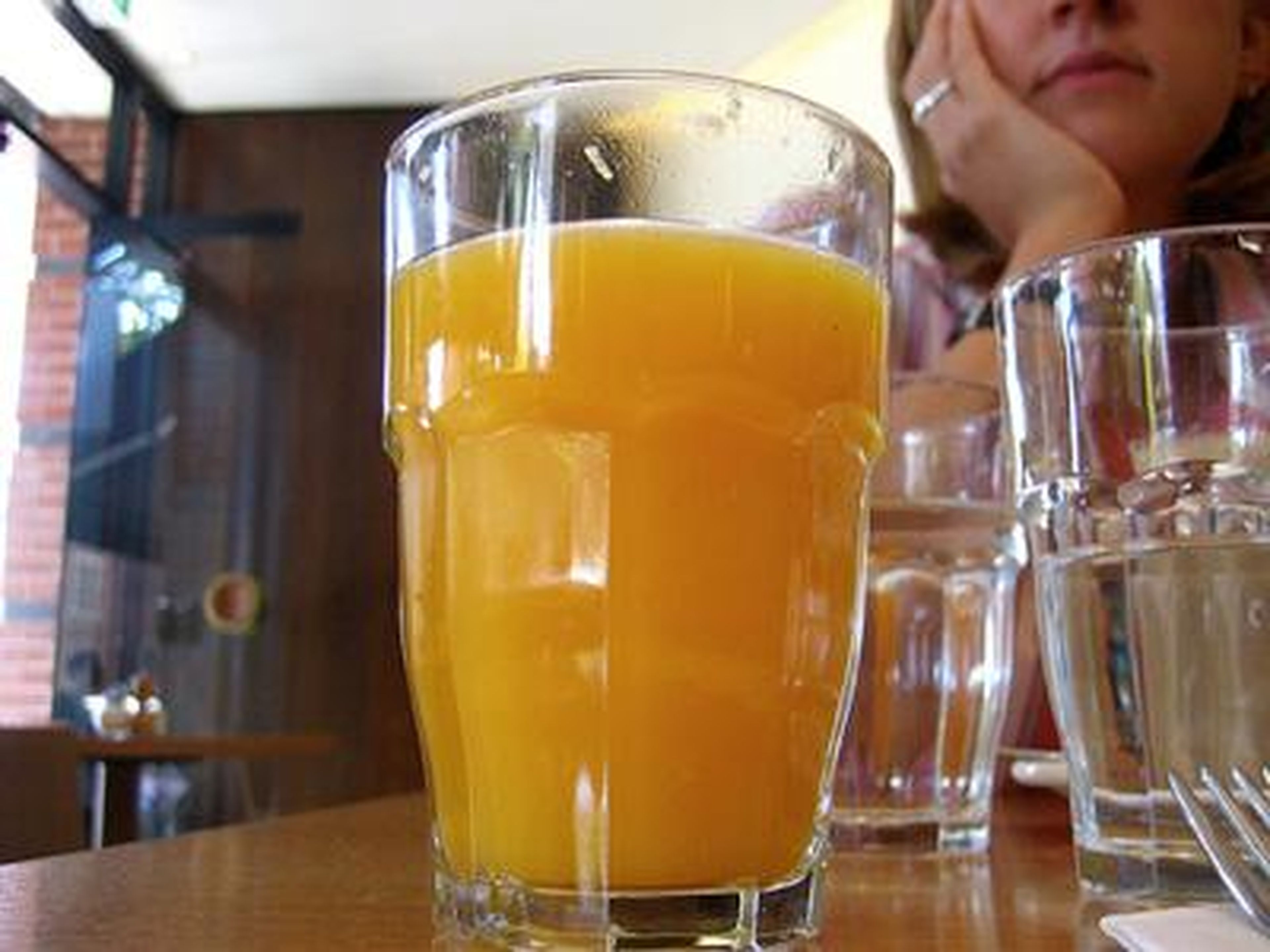 Muchos zumos de naranja contienen gran cantidad de calcio.