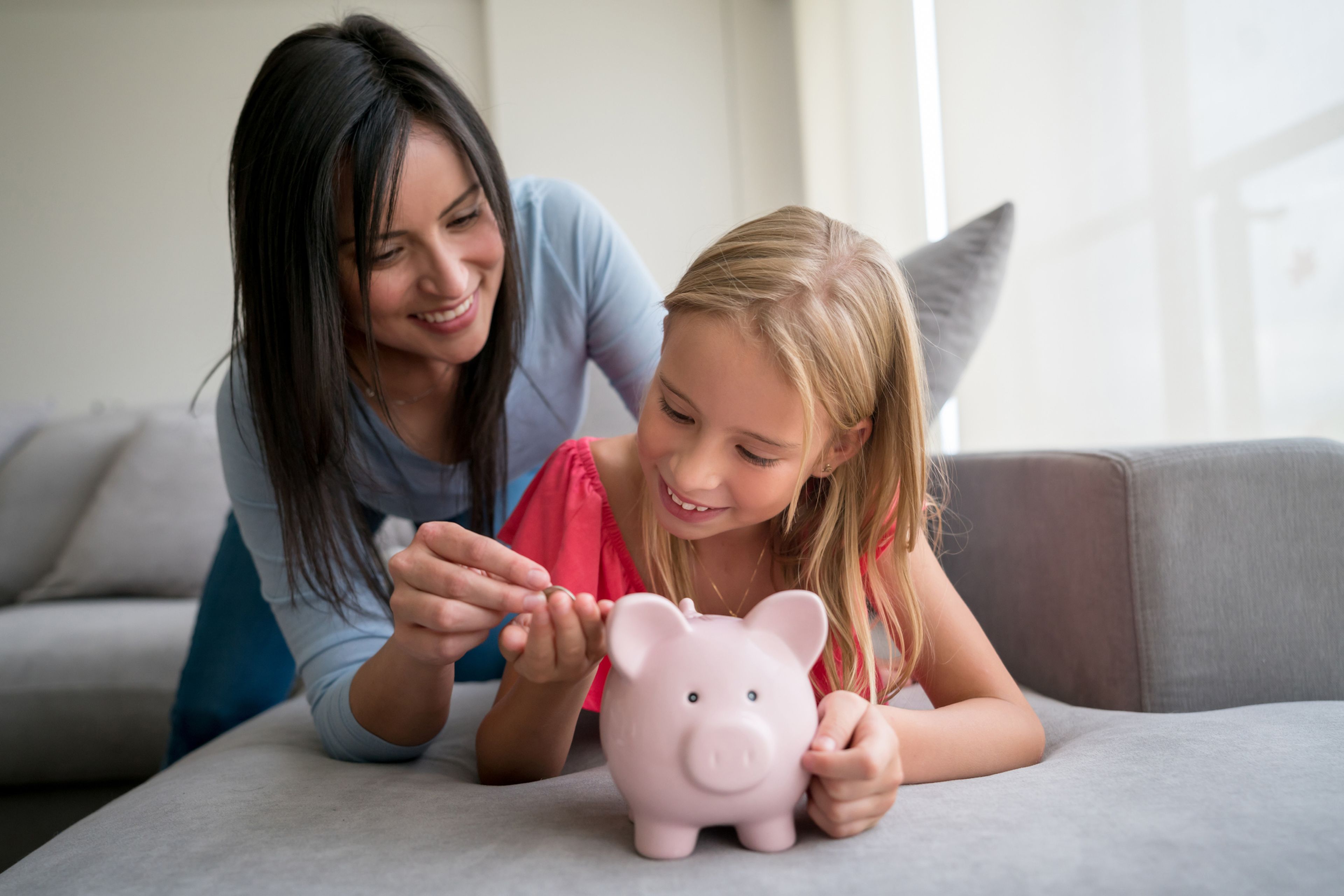Madre con su hija concienciando sobre el ahorro
