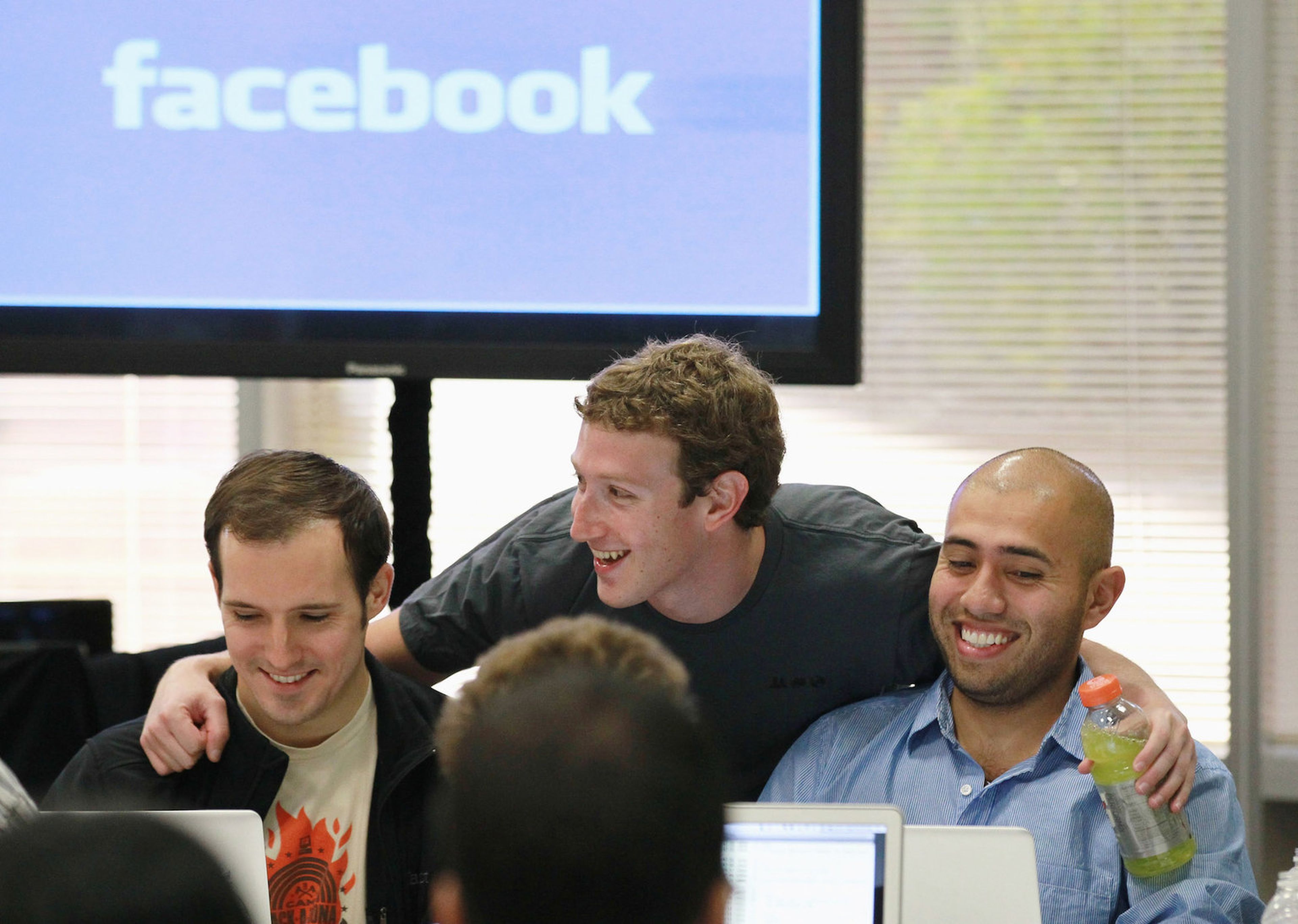 Mark Zuckerberg sonríe junto a sus empleados de Facebook