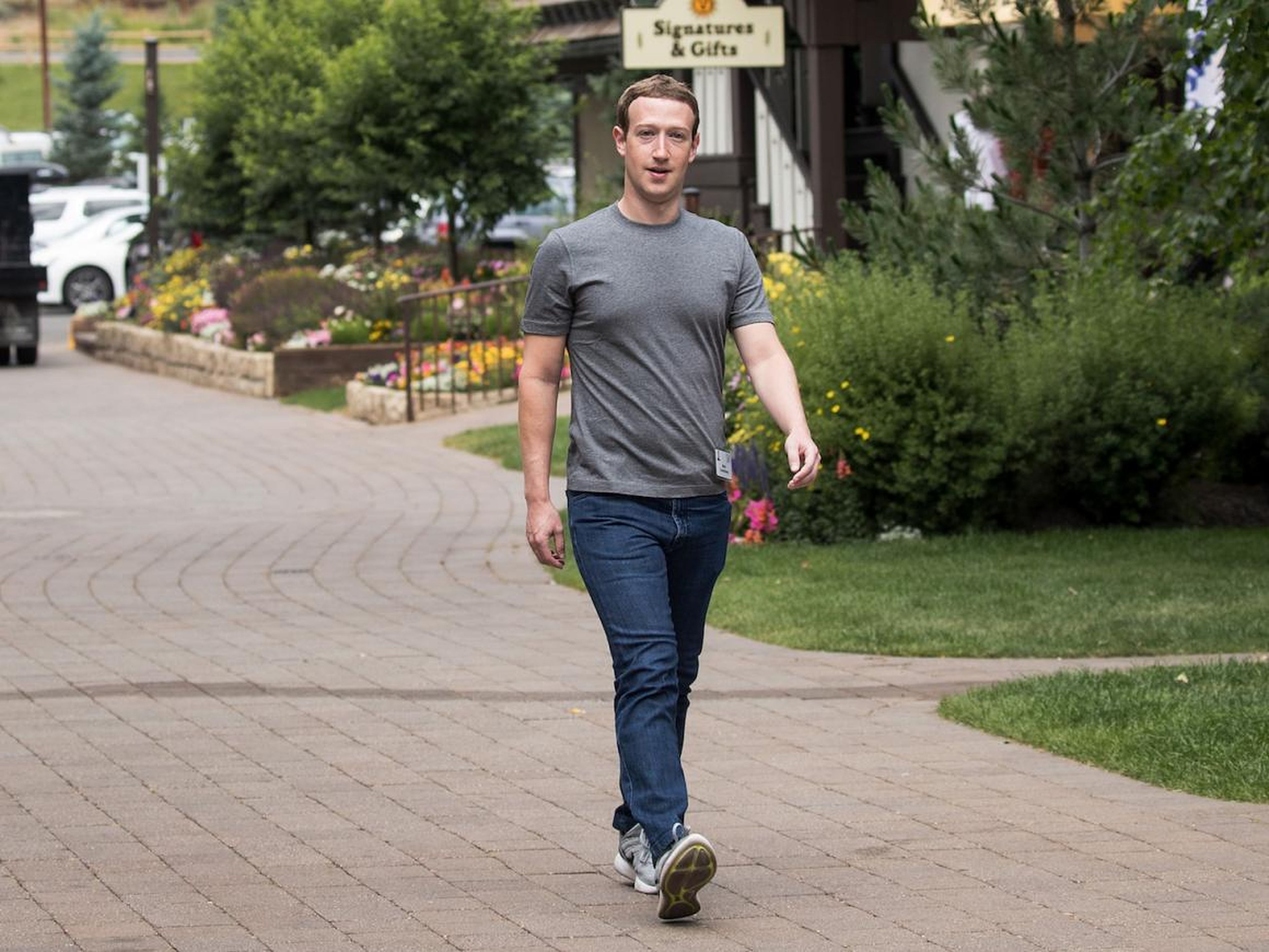 Mark Zuckerberg con el "uniforme" que utiliza como CEO de Facebook