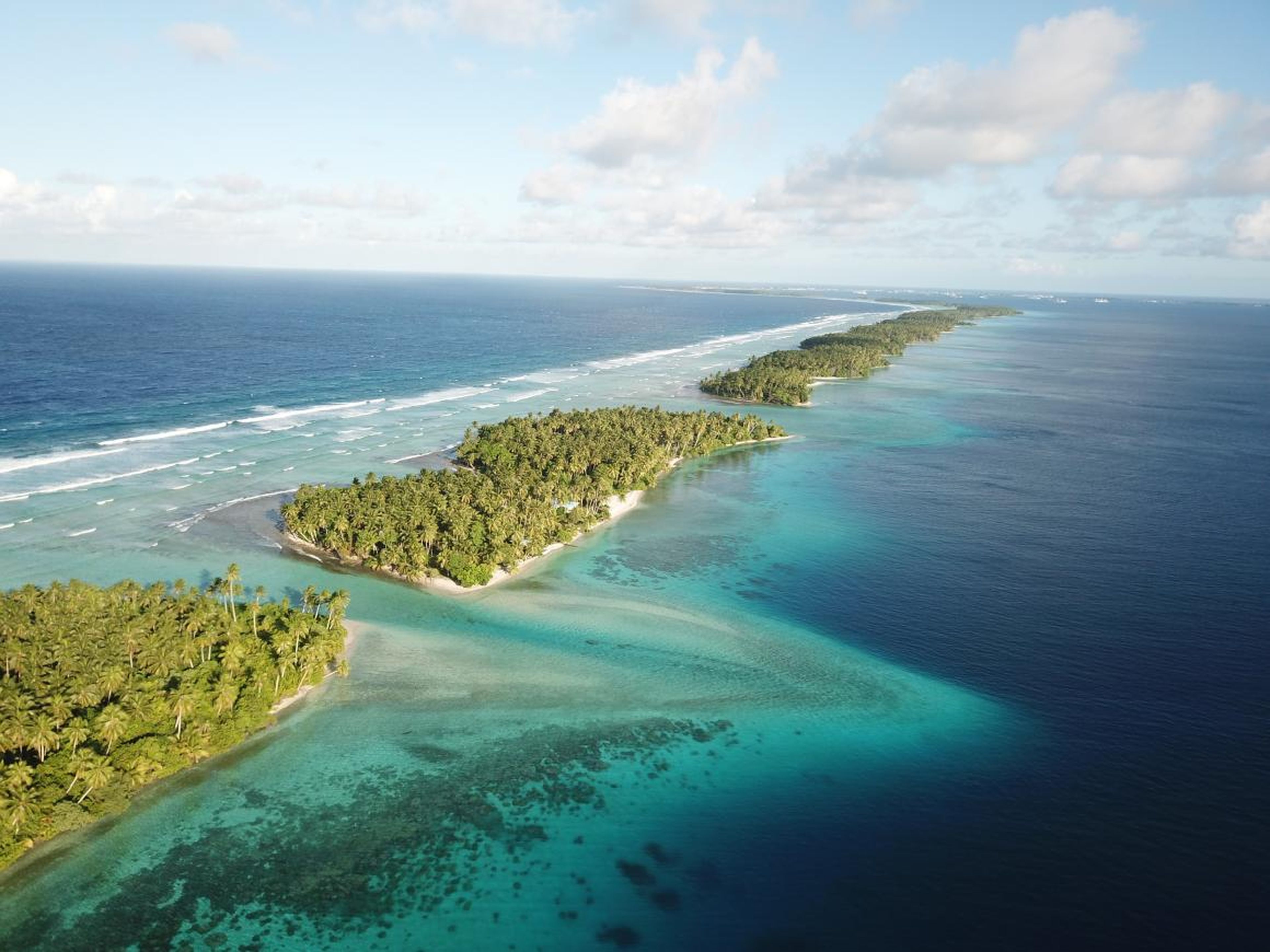 Una delgada franja de atolones de coral separa el océano de la laguna en Majuro, Islas Marshall.