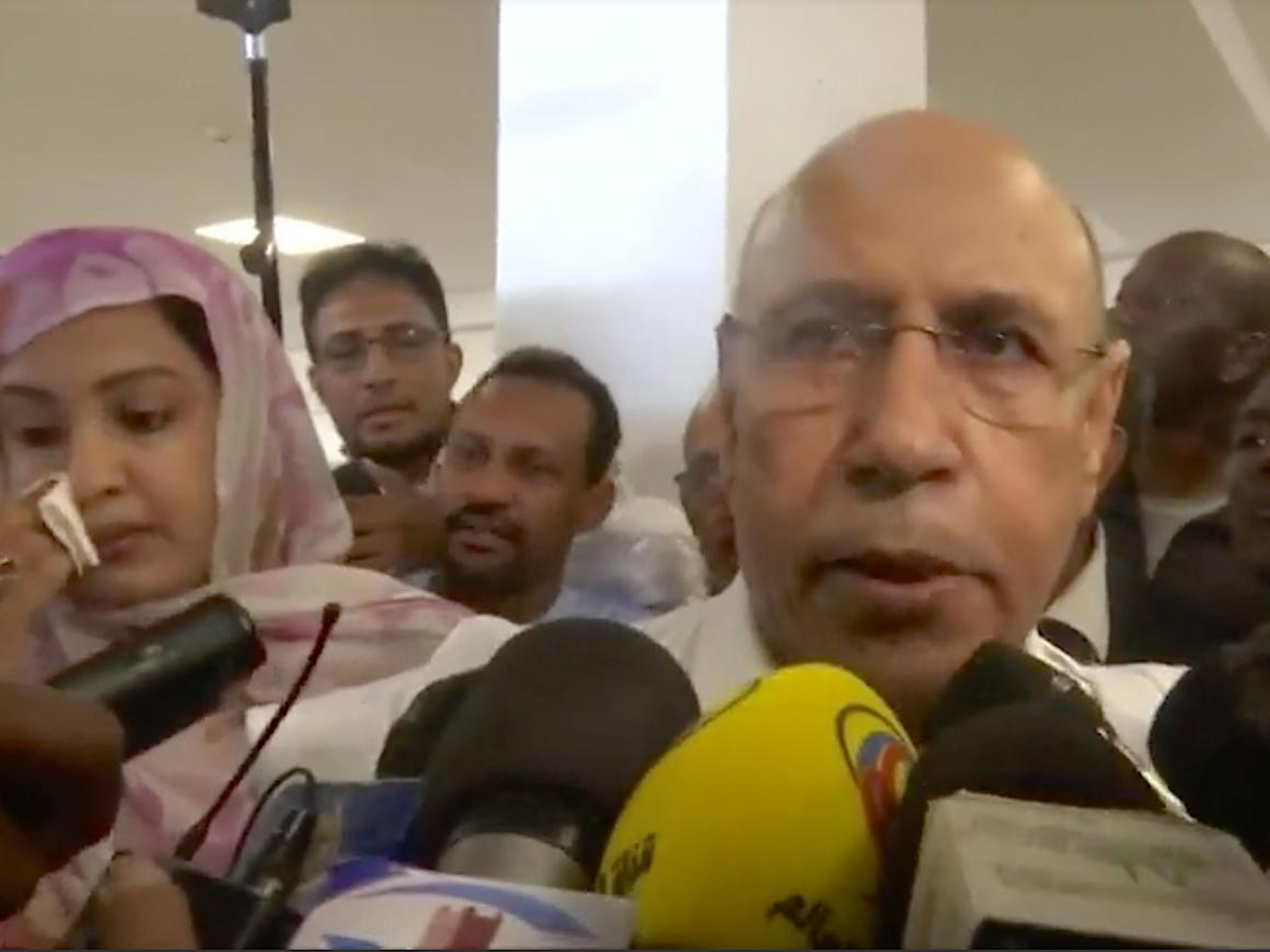 Mohamed Ould Ghazouani rodeado de reporteros cuando votó en las elecciones de Mauritania el 22 de junio de 2019.