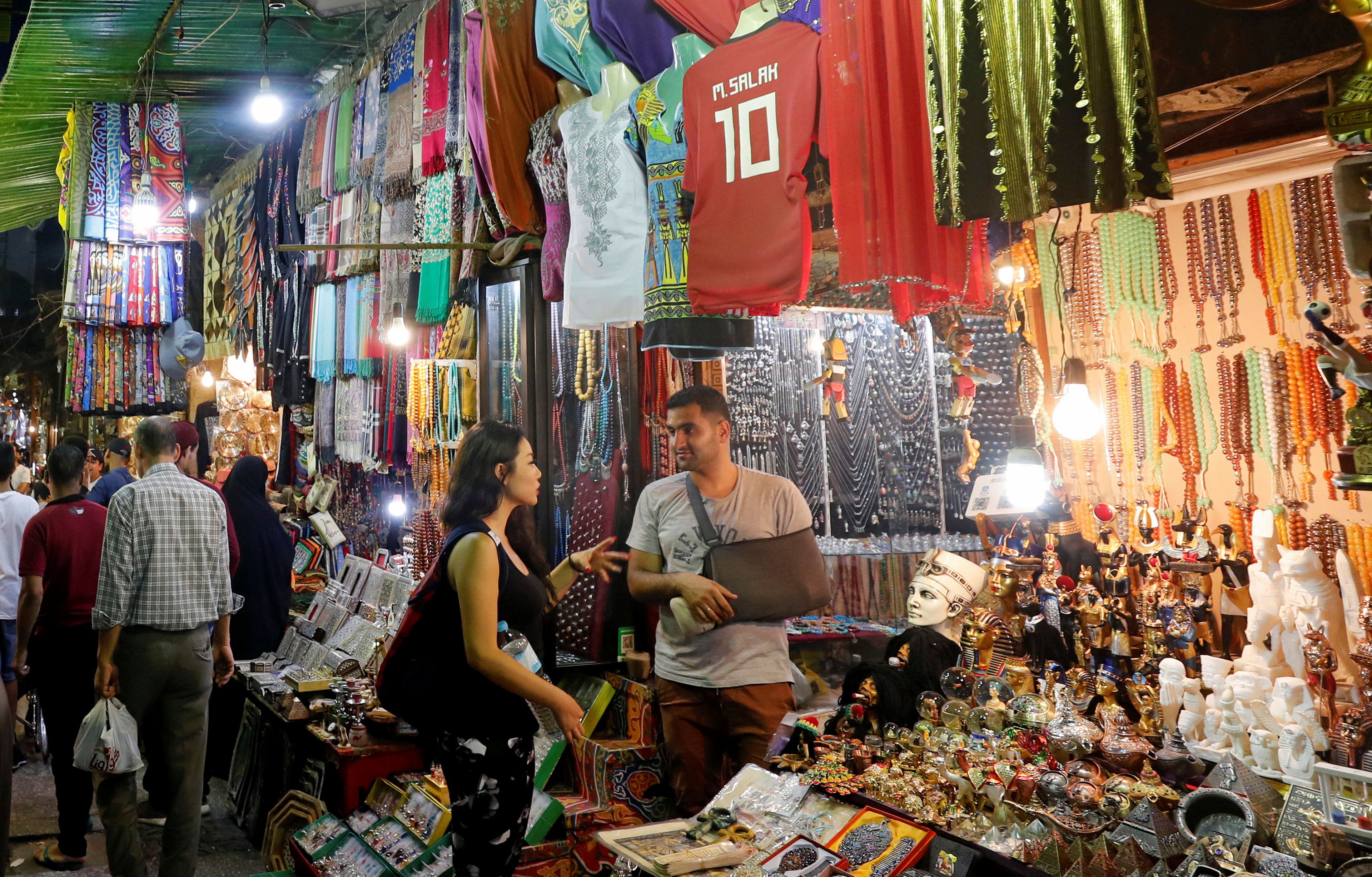 Unos turistas compran en una zona turística muy conocida llamada "Khan el-Khalili" en el antiguo Cairo islámico
