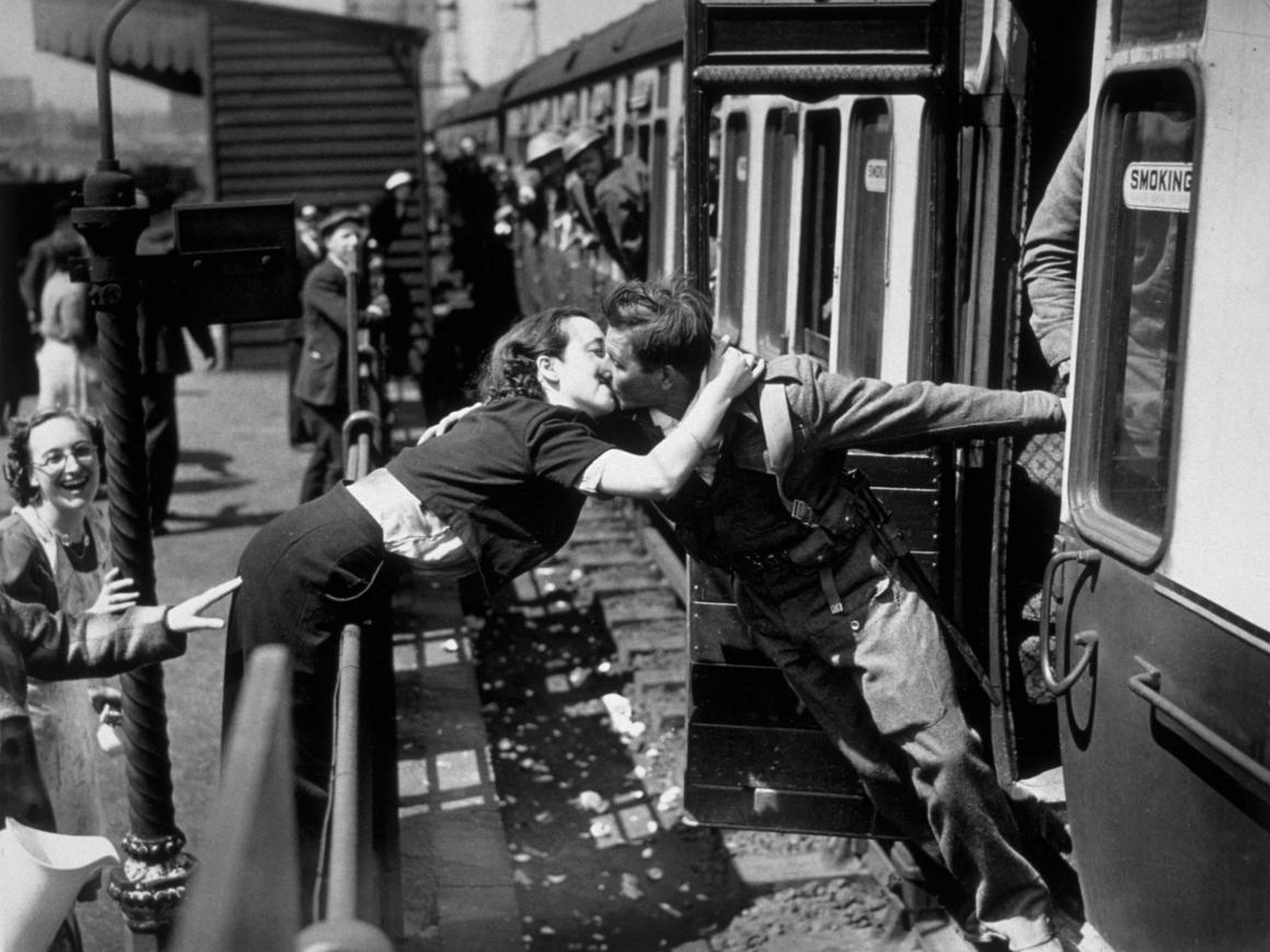 Un soldado de la Fuerza Expedicionaria Británica, que regresa de Dunkerque, es recibido cariñosamente por su novia.