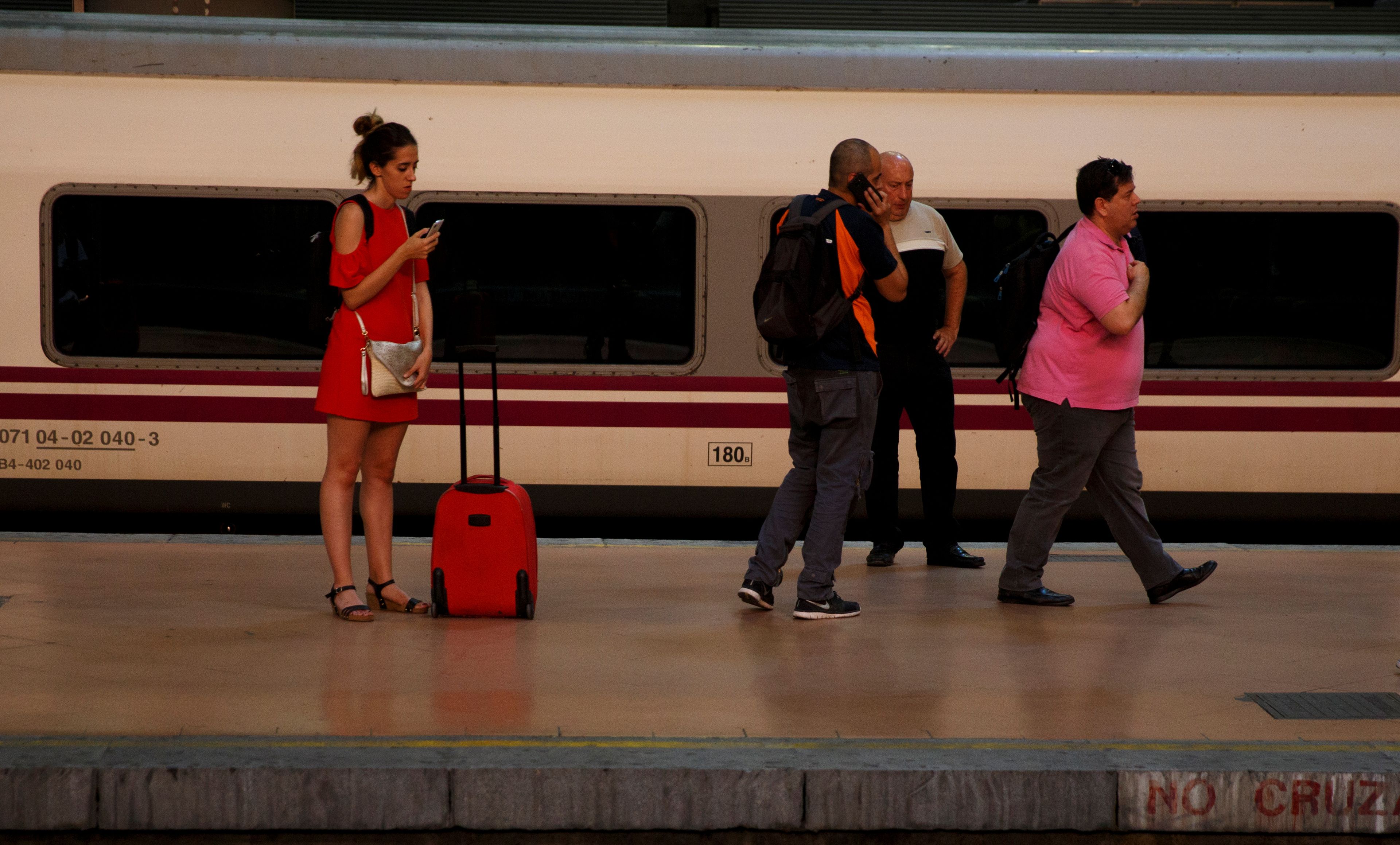 Una mujer espera un tren en Atocha (Madrid)