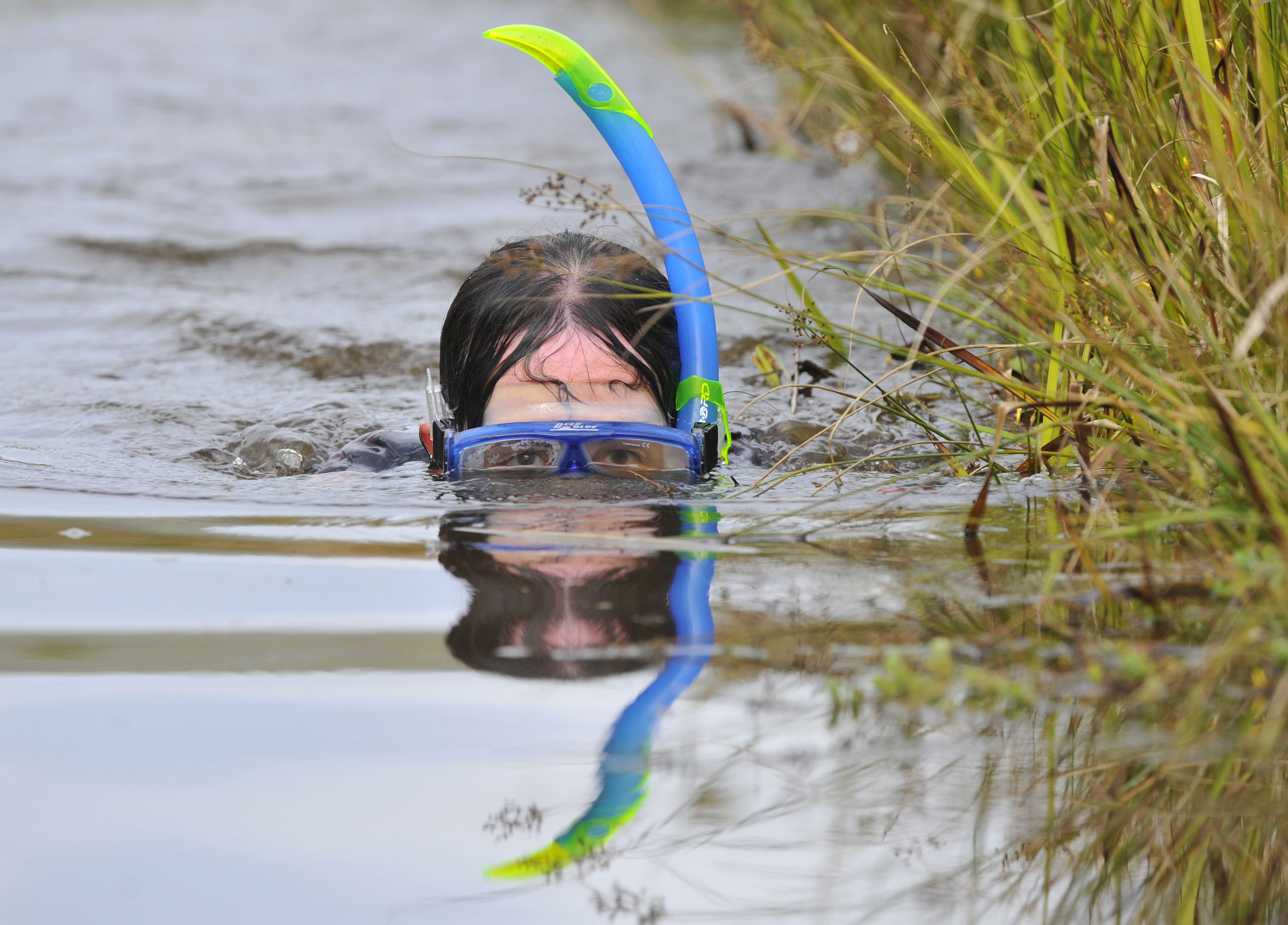 Una mujer hace snorkel en un río.
