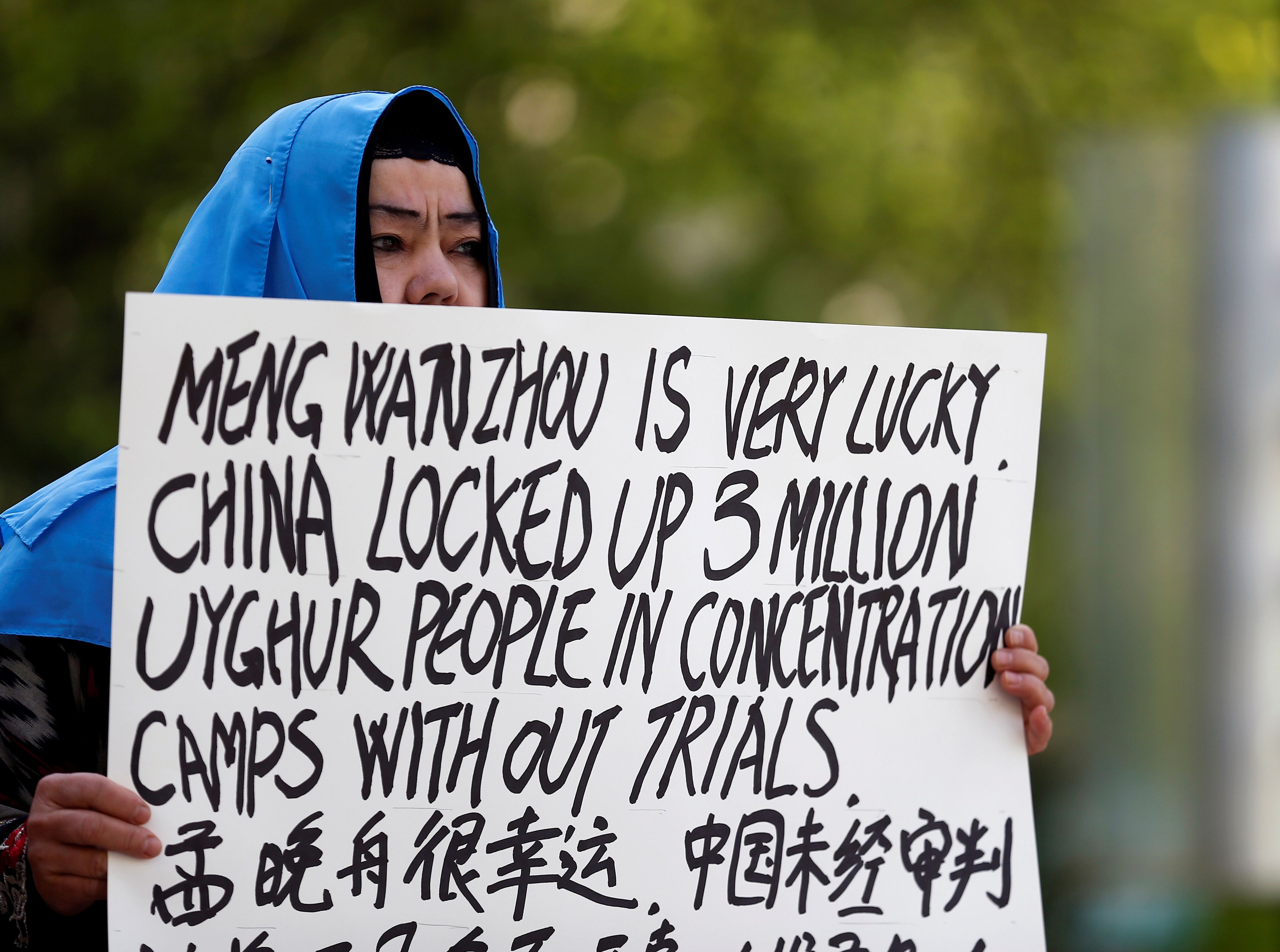 Mujer protesta por el trato al grupo Uighur en China