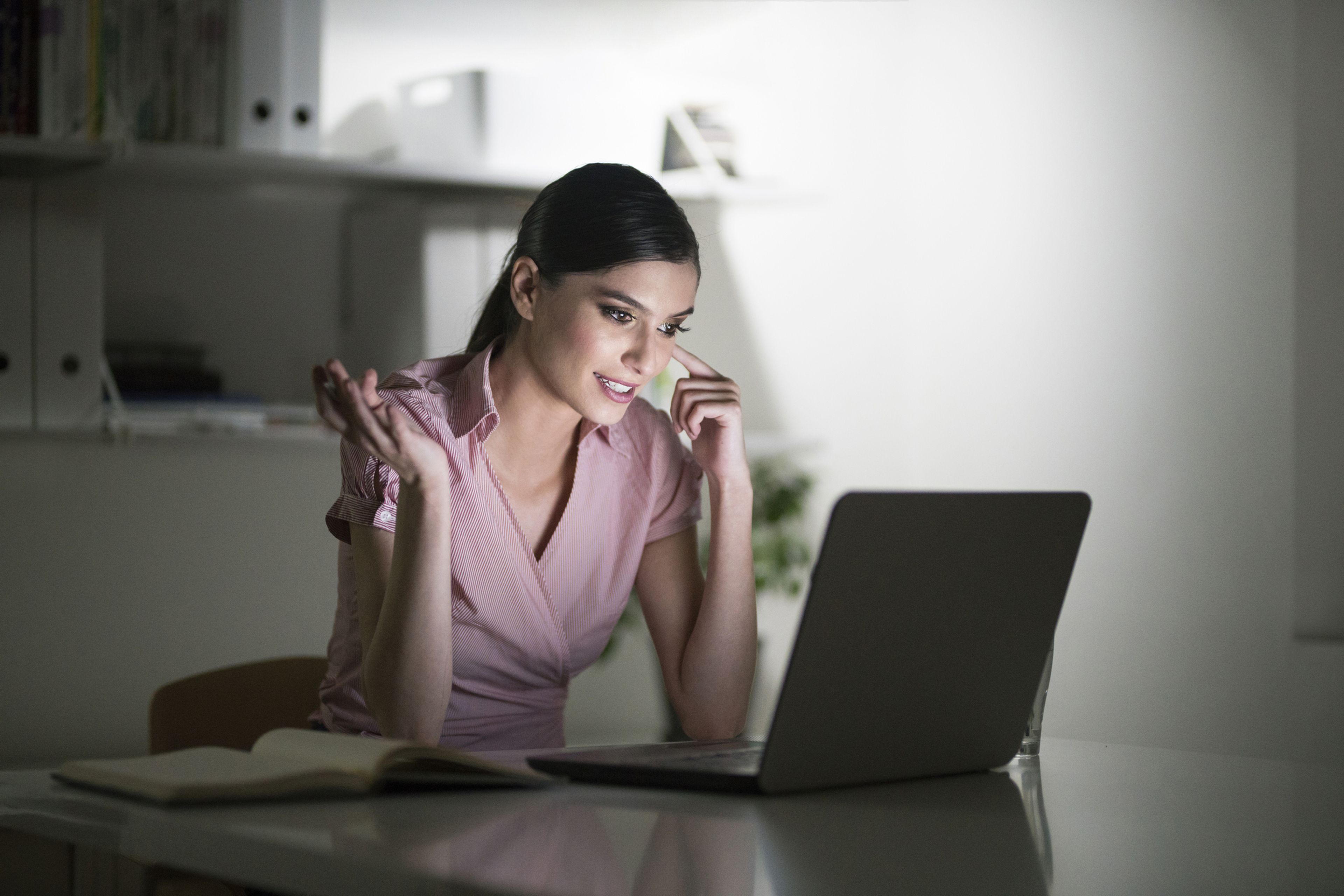 Una mujer trabaja con un ordenador portátil.