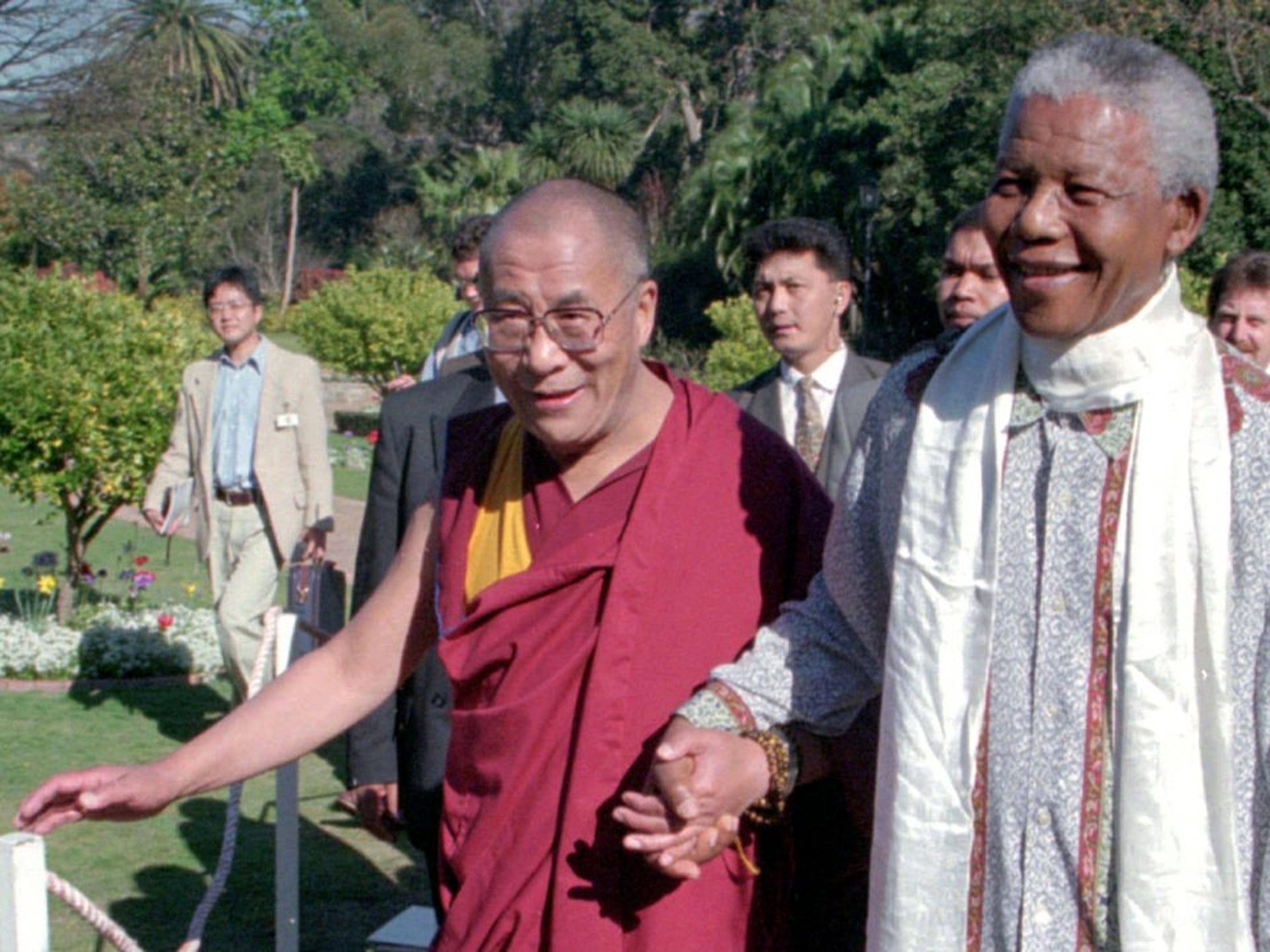 El Dalai Lama se reunió con Nelson Mandela en Ciudad del Cabo en 1996.
