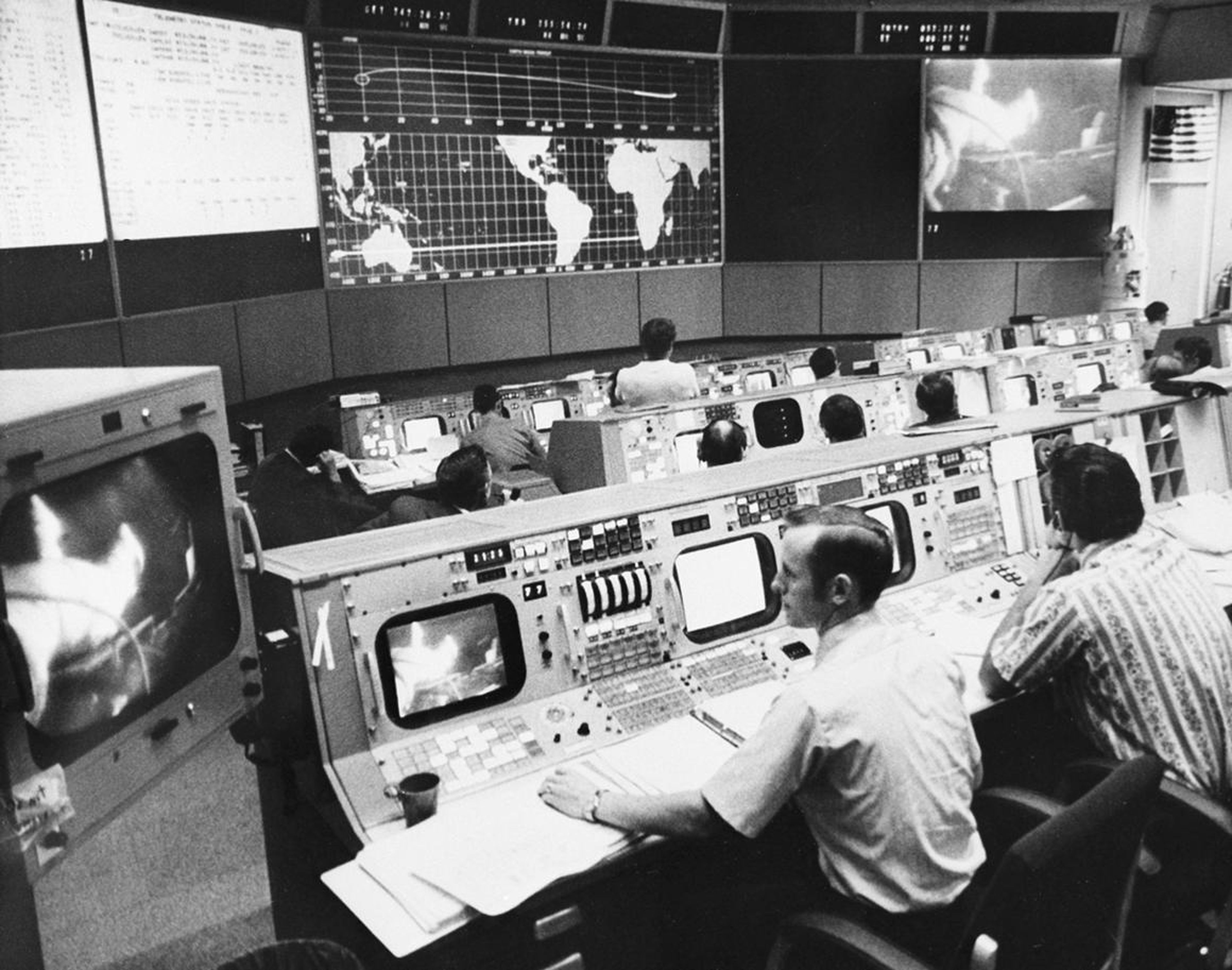 Los controladores de tierra observan la caminata espacial del piloto del módulo de mando del Apolo 15 Alfred Worden desde el Control de la Misión en Houston, Texas, el 5 de agosto de 1971.