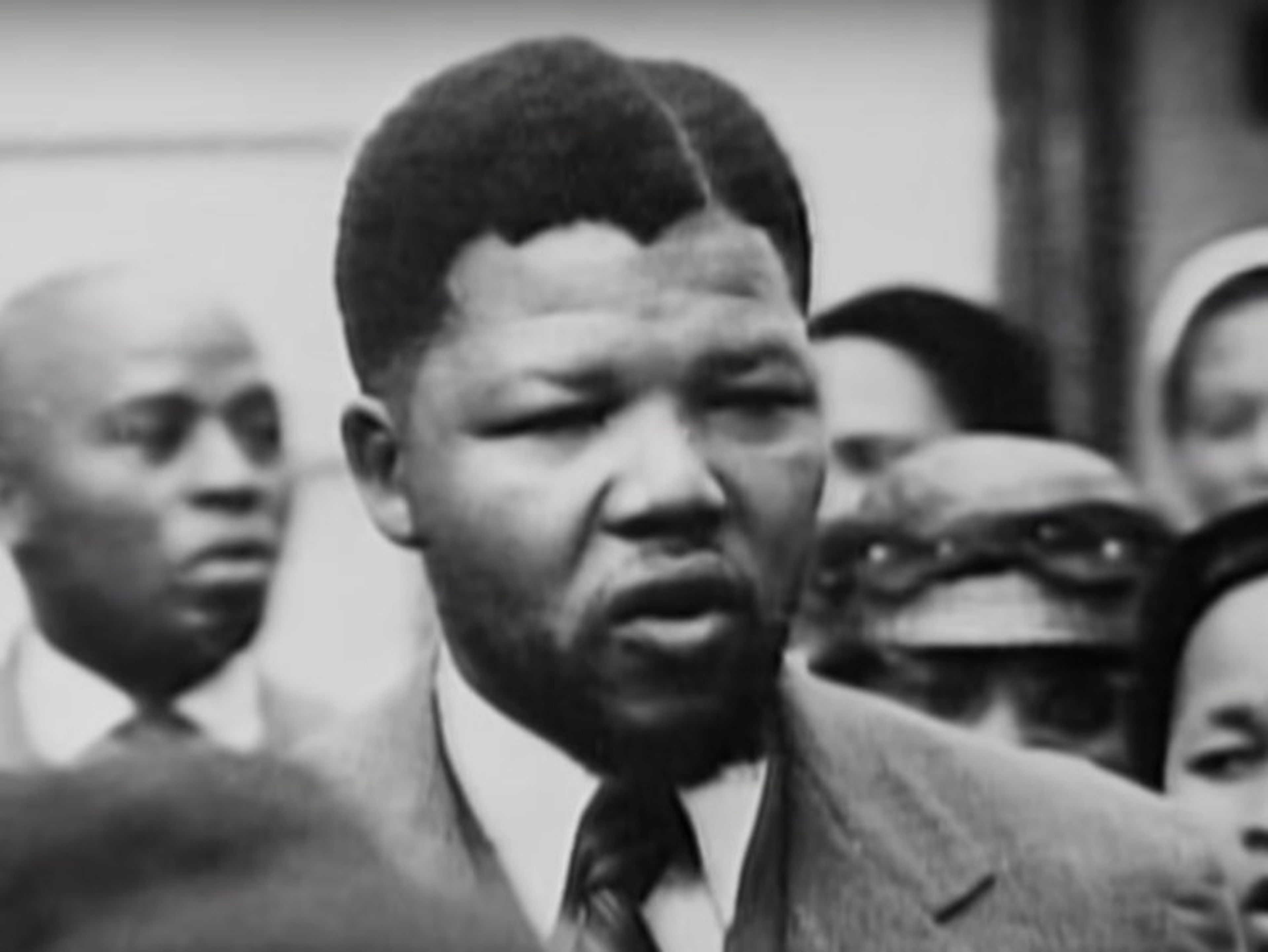 Mandela estudió como abogado antes de unirse a la lucha política contra el nacionalista del gobierno como miembro del Congreso Nacional Africano.YouTube / UN BELARUS