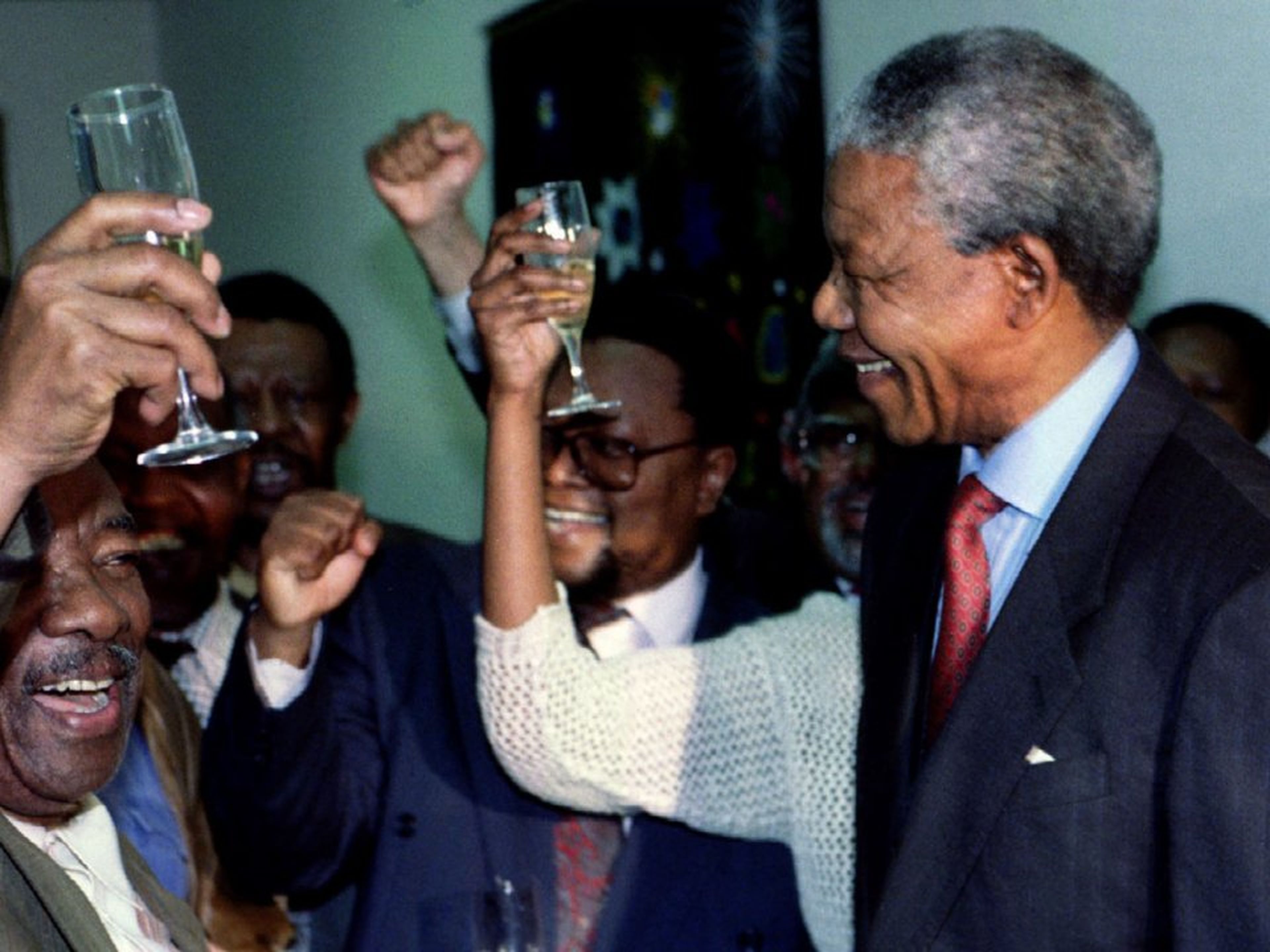 Nelson Mandela celebrando