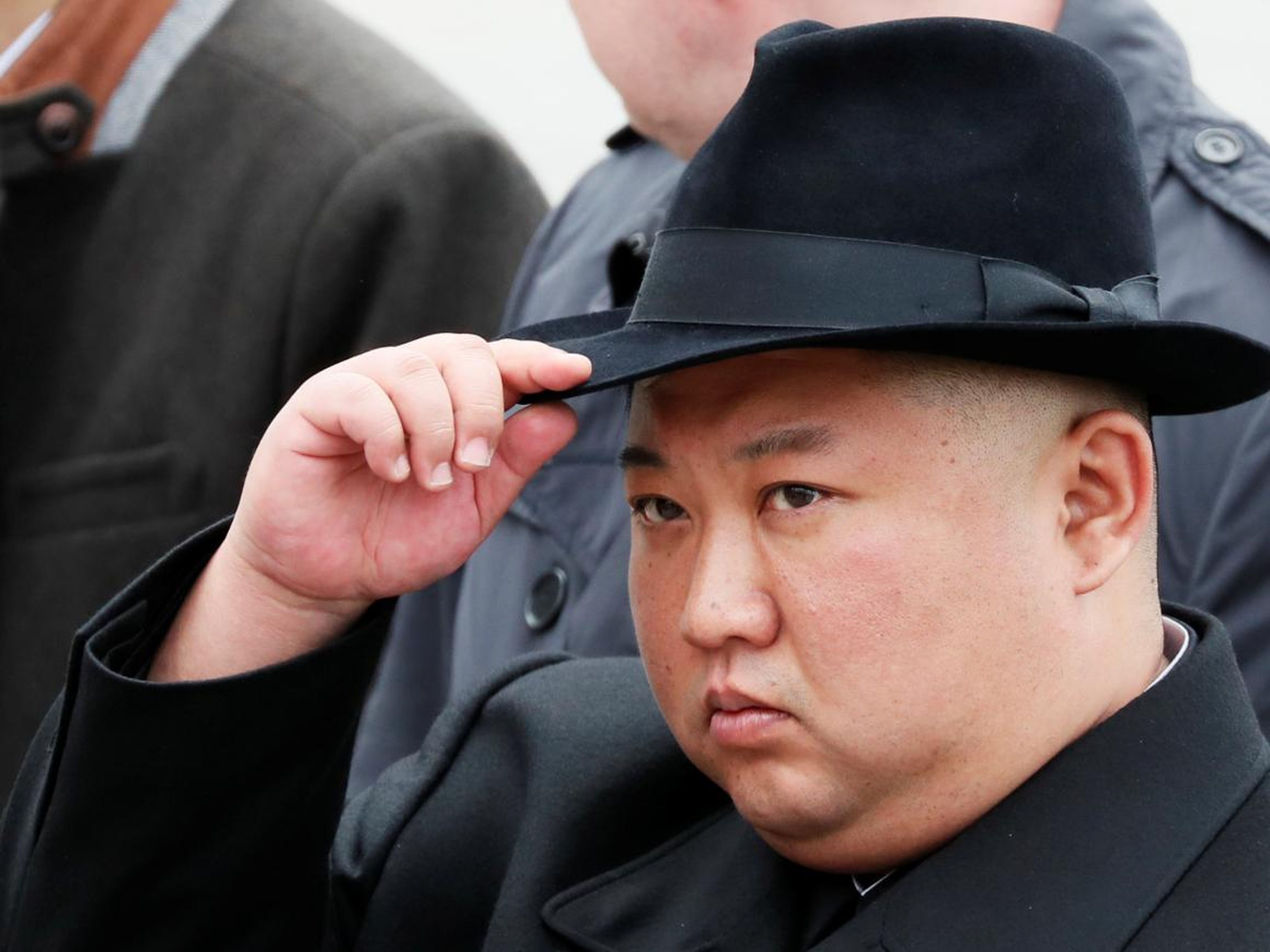 El líder norcoreano, Kim Jong Un, asiste a una ceremonia en un monumento de la Armada en Vladivostok, Rusia, el 26 de abril de 2019.