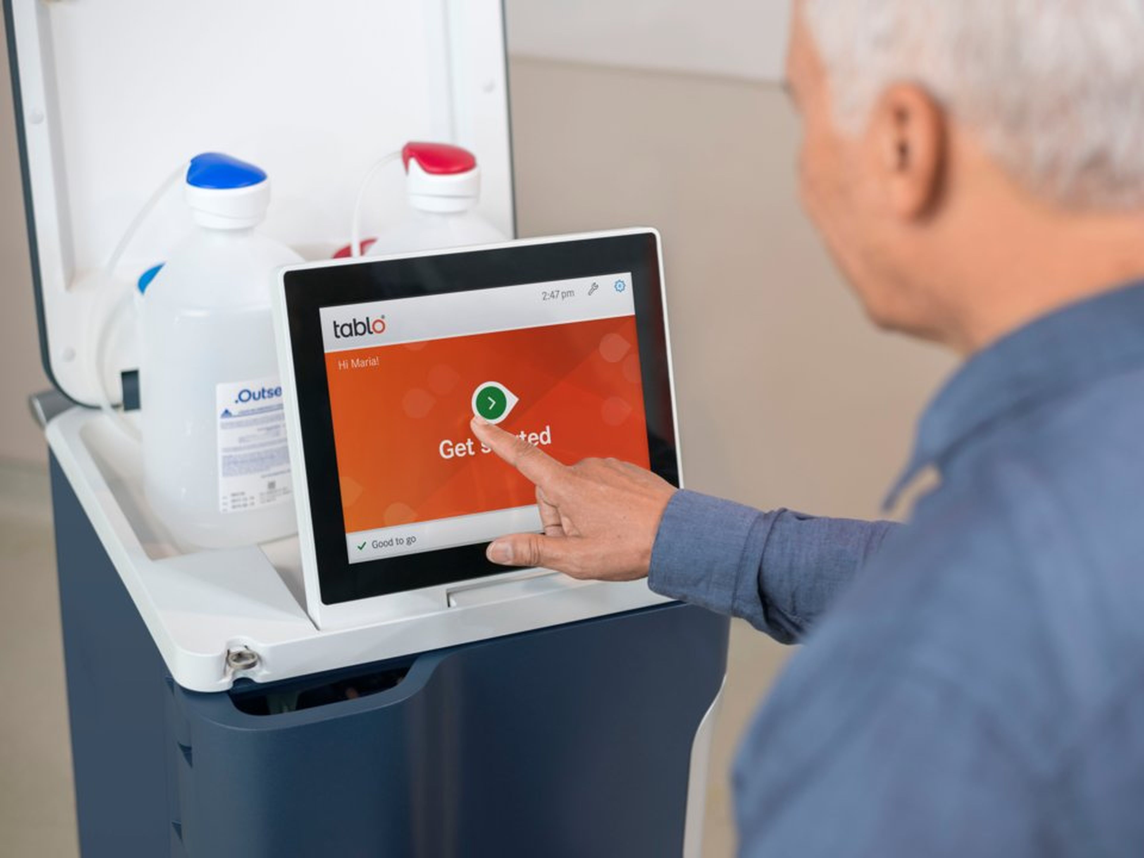 Un paciente utiliza una máquina de diálisis de Outset Medical.