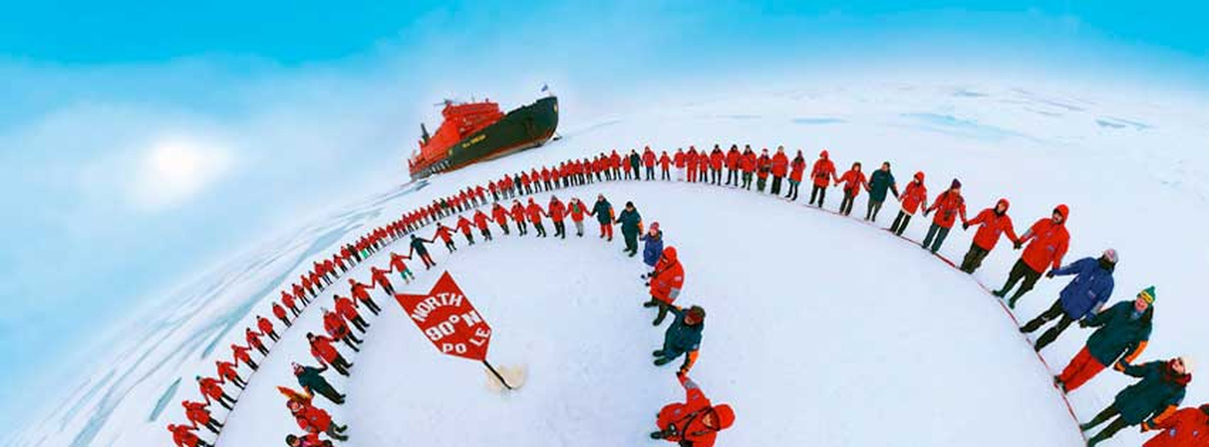 Los pasajeros del '50 Años de la Victoria' festejan la llegada al Polo Norte.