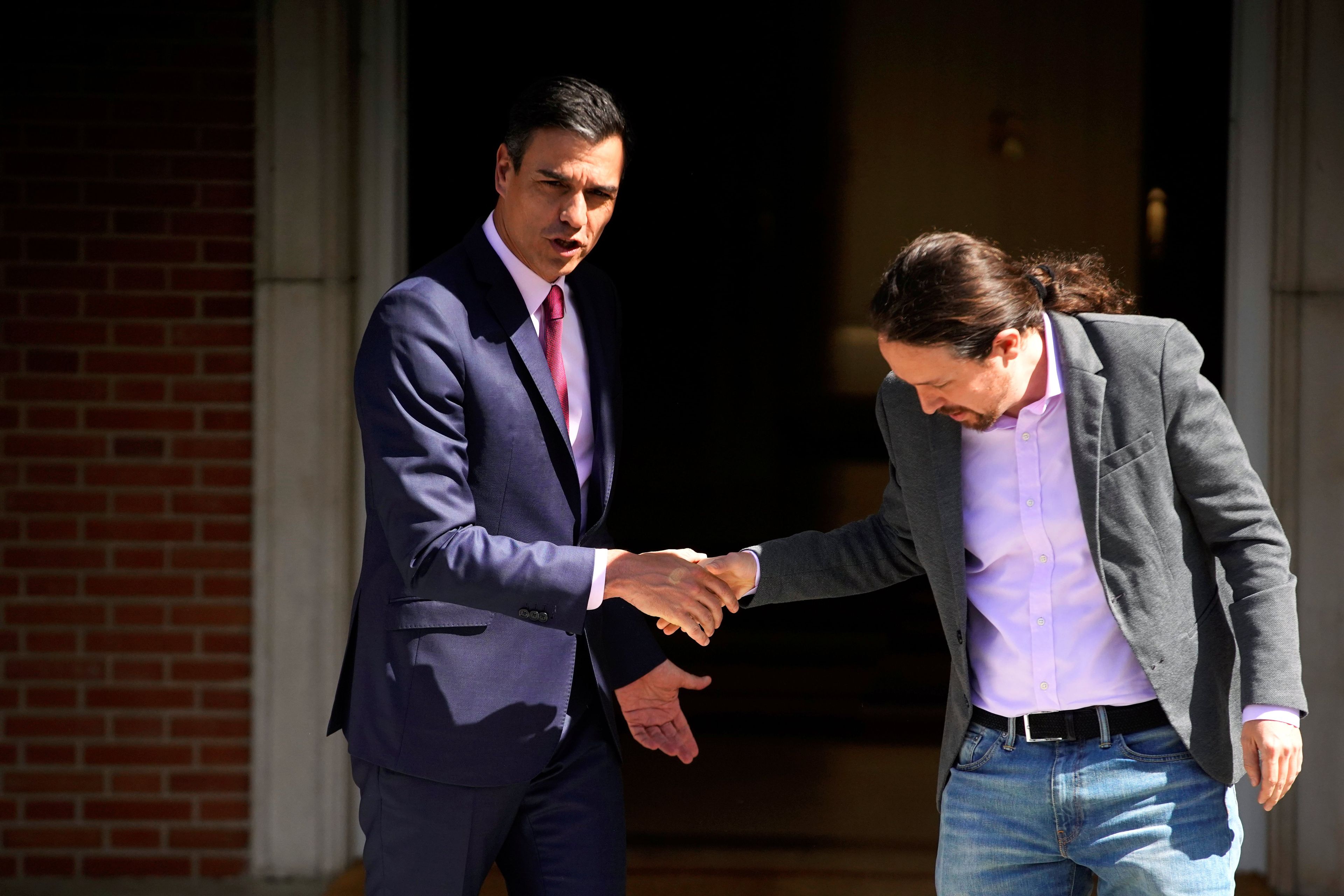 El presidente del Gobierno en funciones, Pedro Sánchez, y el líder de Unidas Podemos, Pablo Iglesias, en el palacio de la Moncloa.