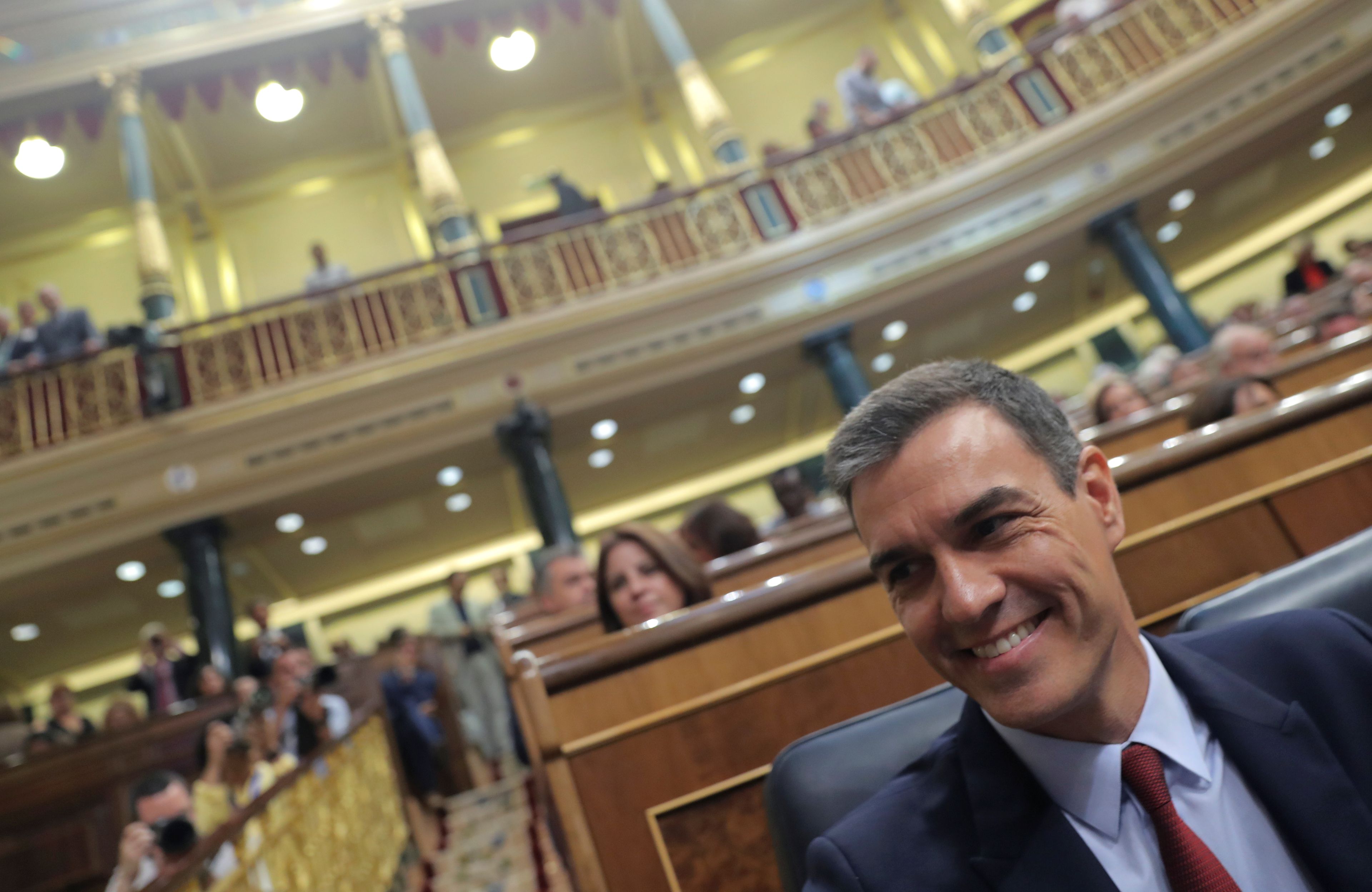 Pedro Sánchez sonríe en su escaño en el Congreso.