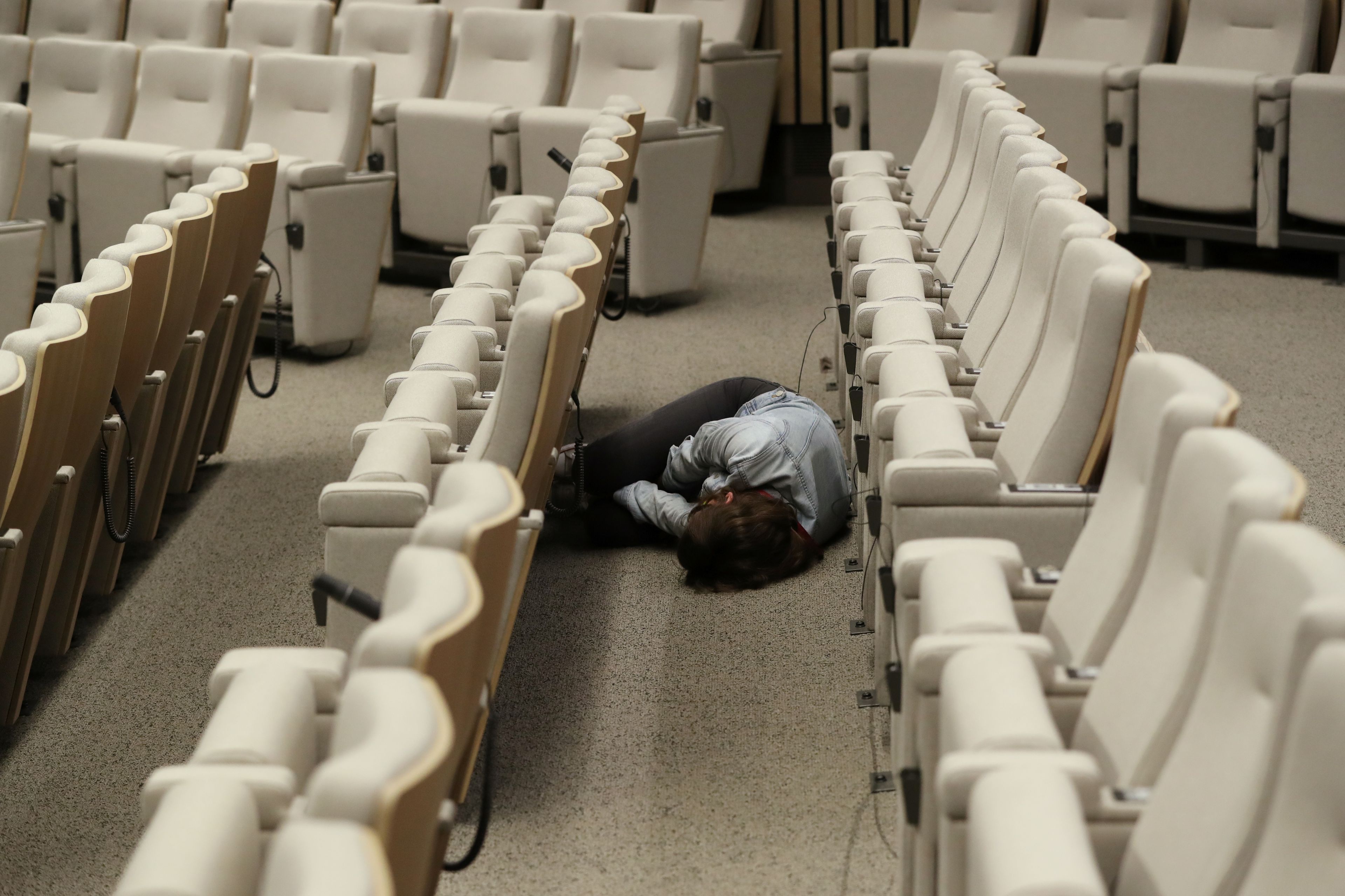 Un periodista duerme durante la madrugada en la cumbre del Consejo Europeo.
