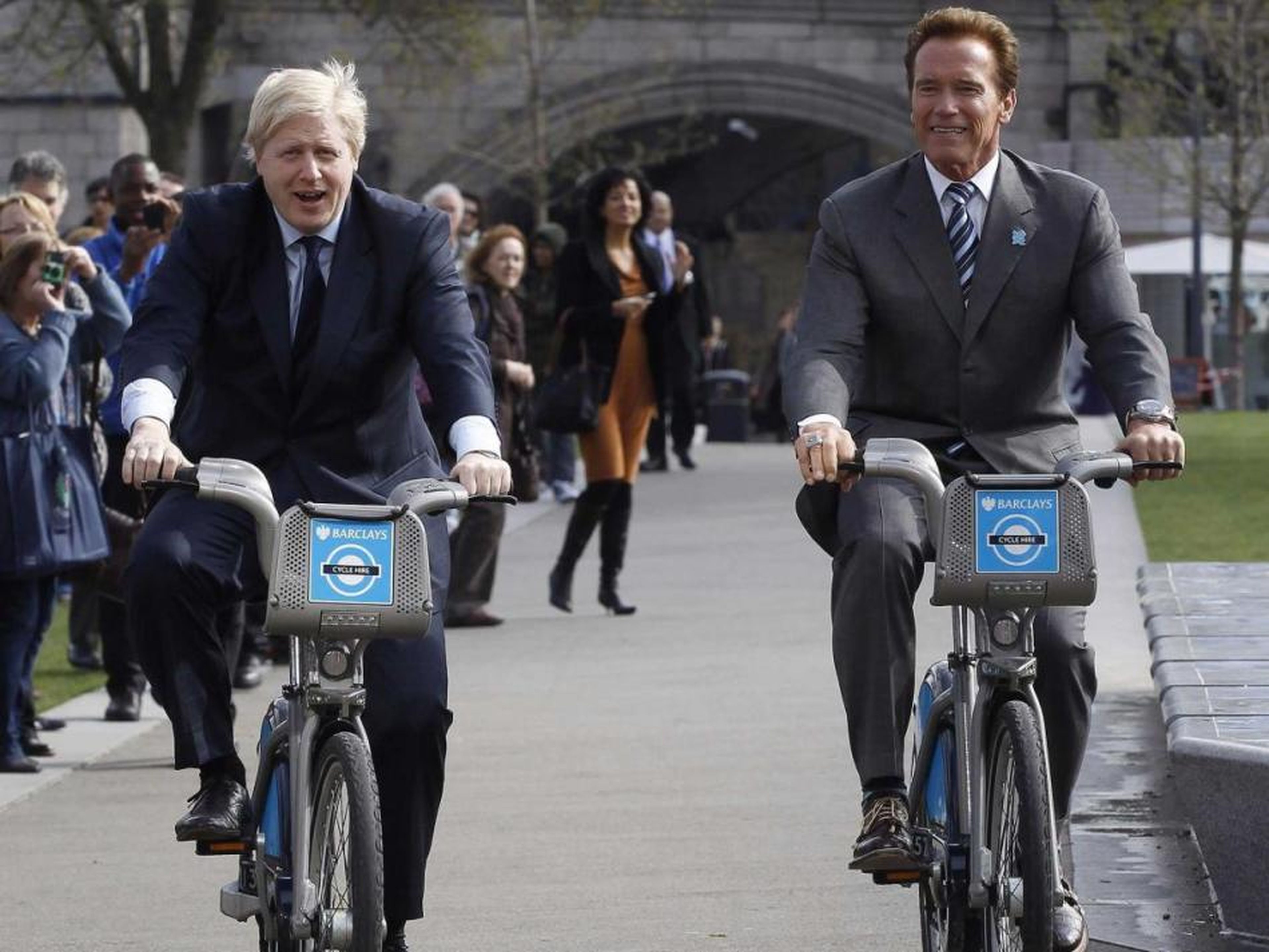El plan de bicicletas de la ciudad lleva por nombre no oficial "bicicletas Boris". Aquí ves a Johnson disfrutando mientras monta al lado de Arnold Schwarzenegger.