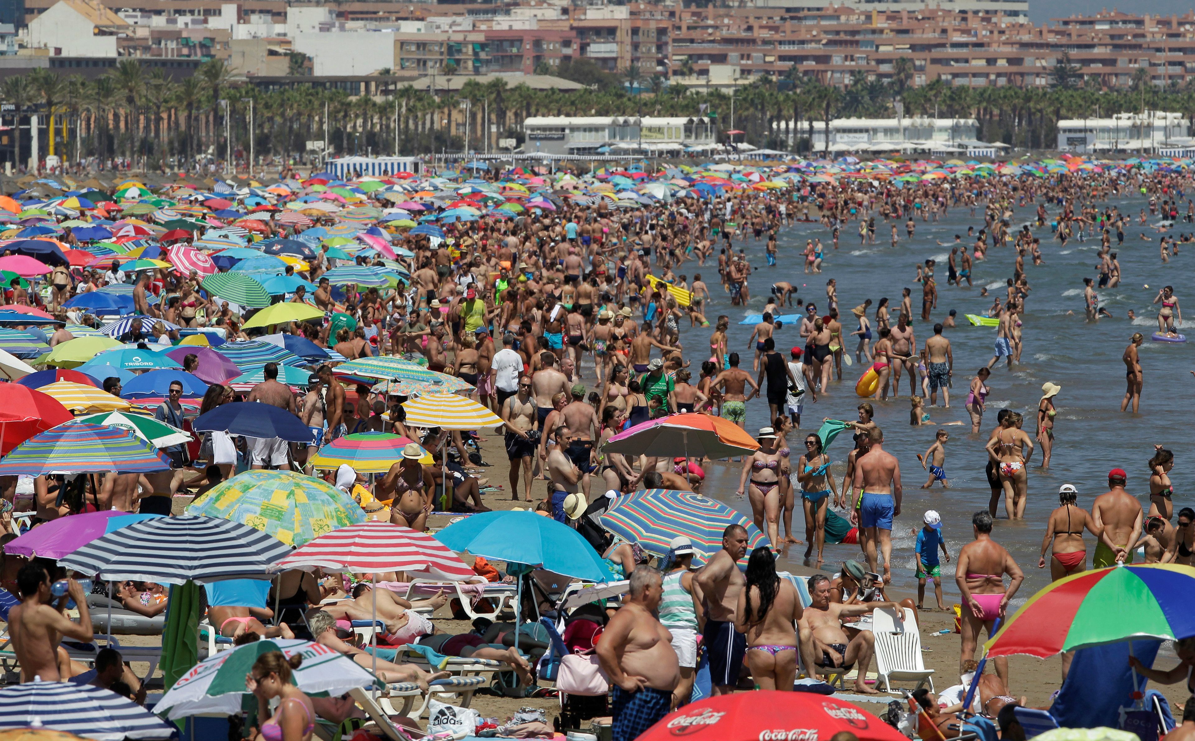 La playa de Valencia llena de turistas durante el verano de 2016.