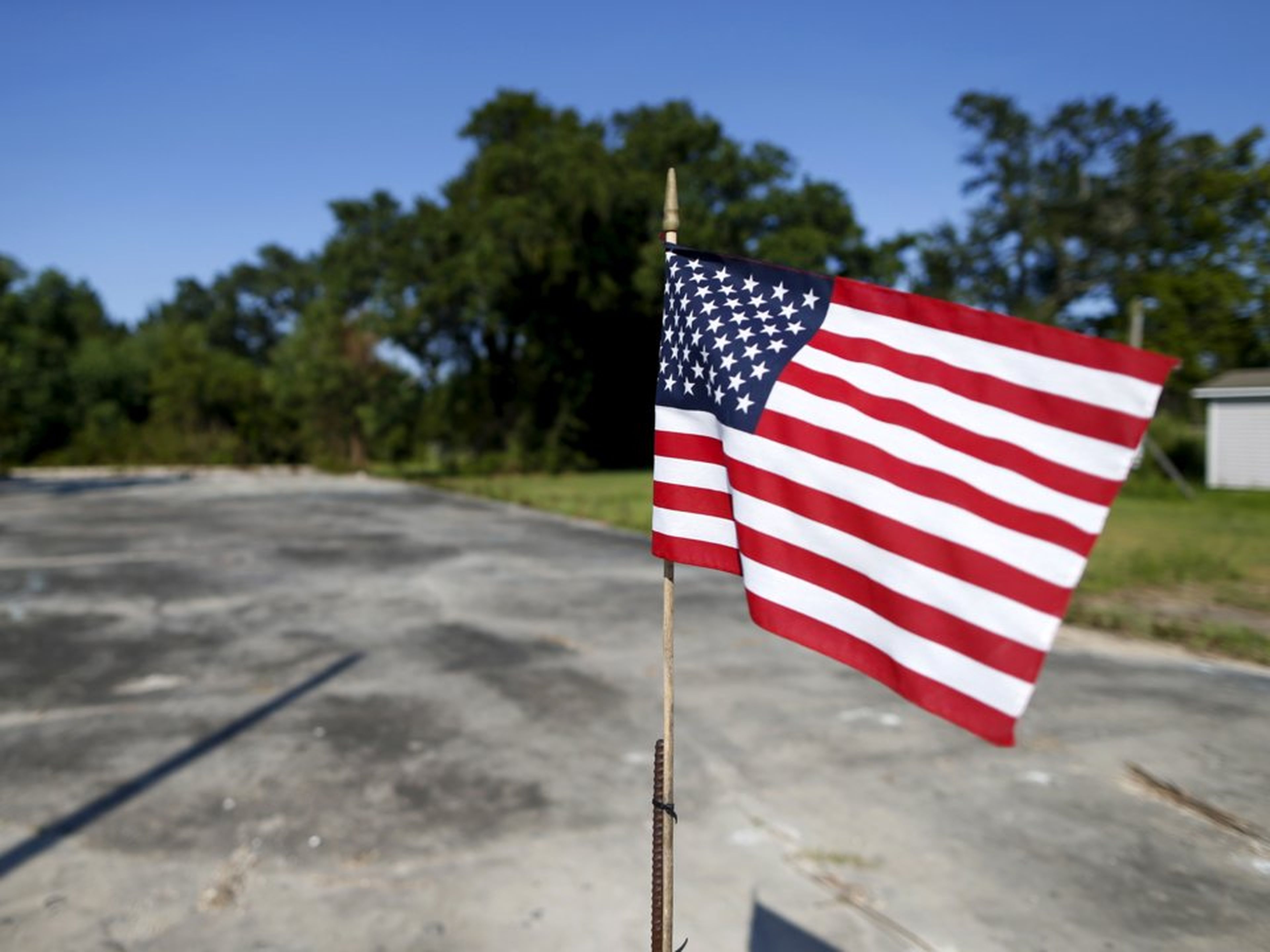 Una bandera estadounidense ondea sobre un terreno vacío en Waveland, Mississippi, el 26 de agosto de 2015.