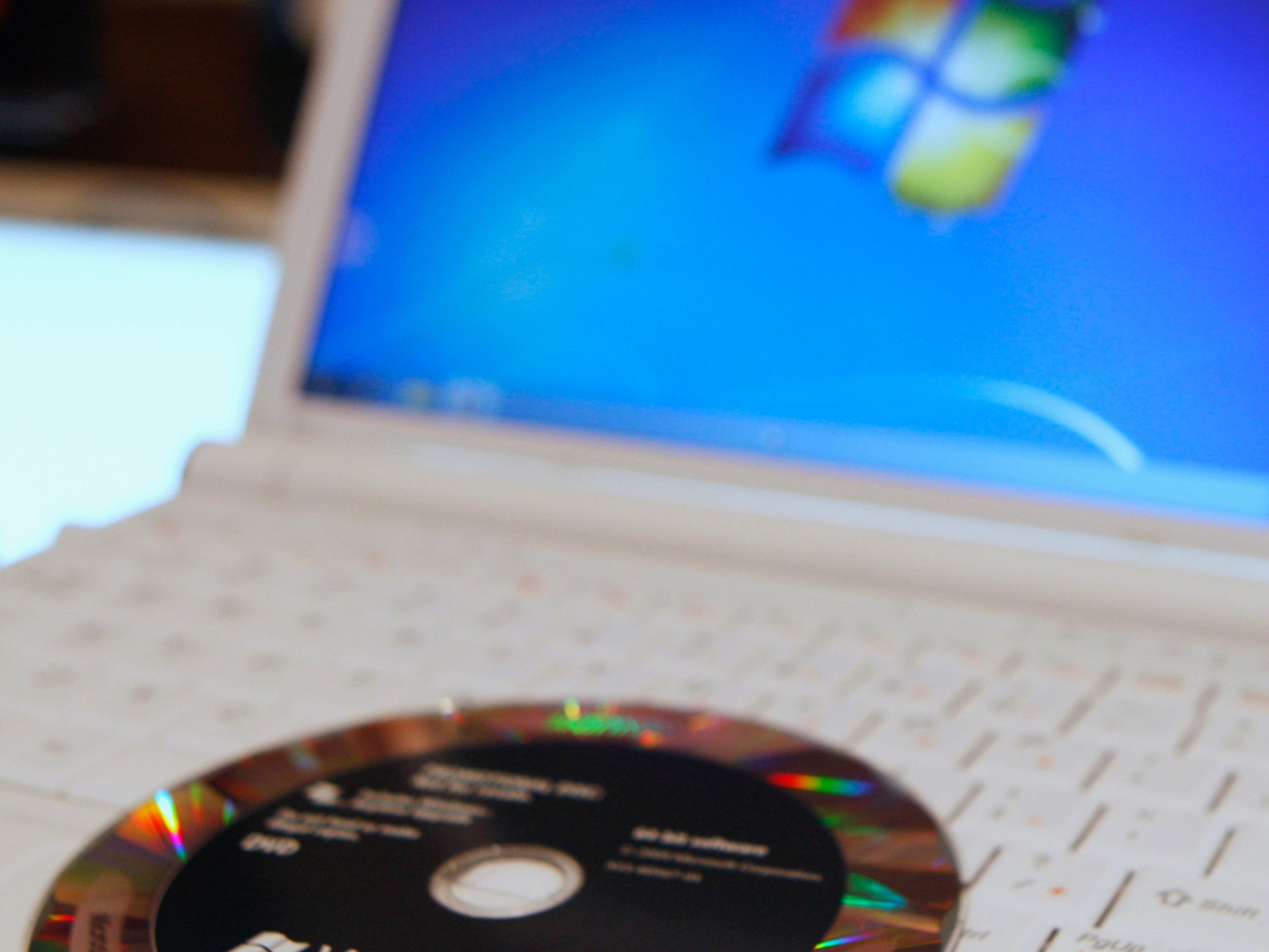Un portátil con un viejo sistema operativo de Microsoft, Windows 7