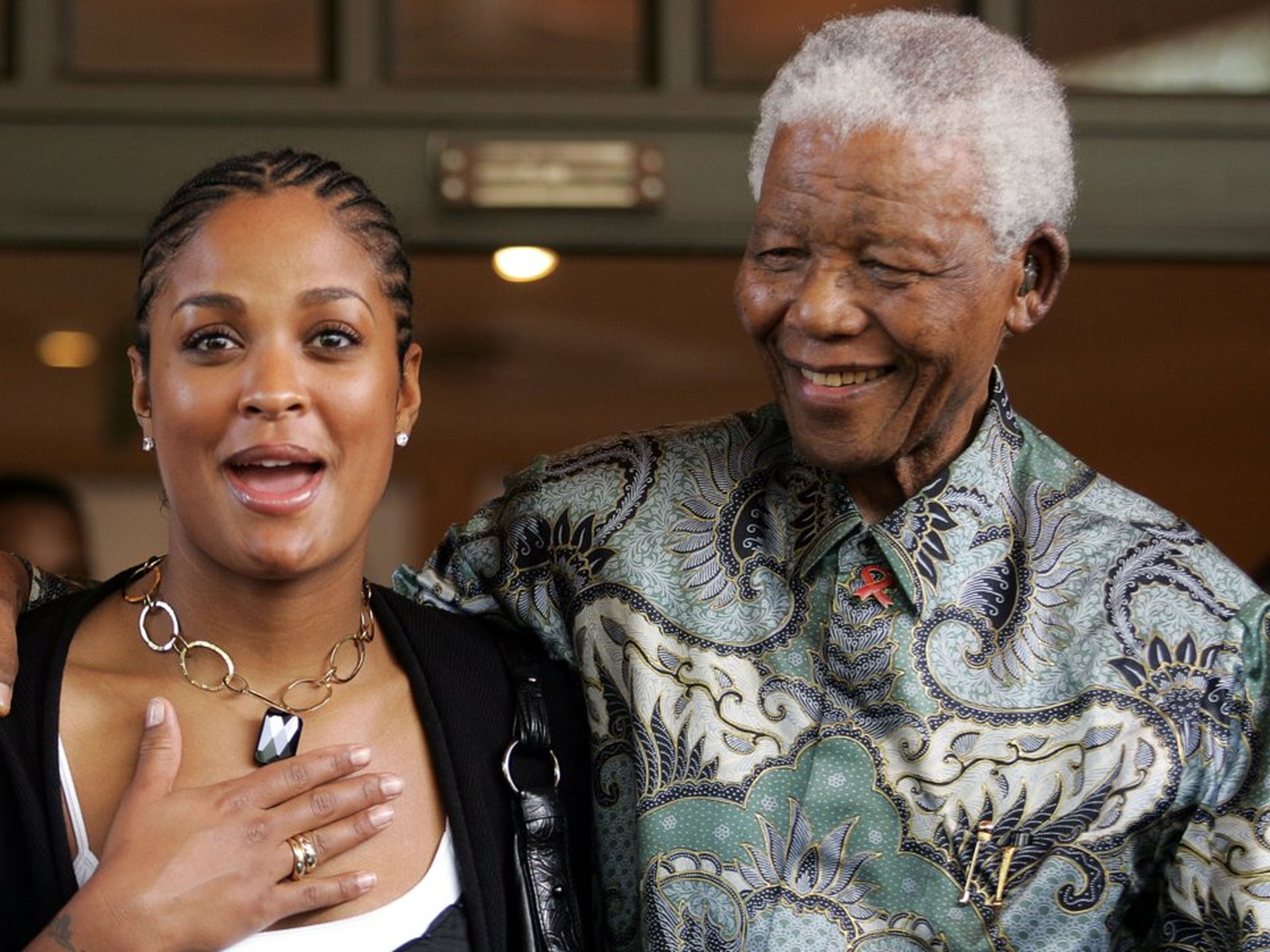Nelson Mandela con Laila Ali, hija de Muhammad Ali, en 2007