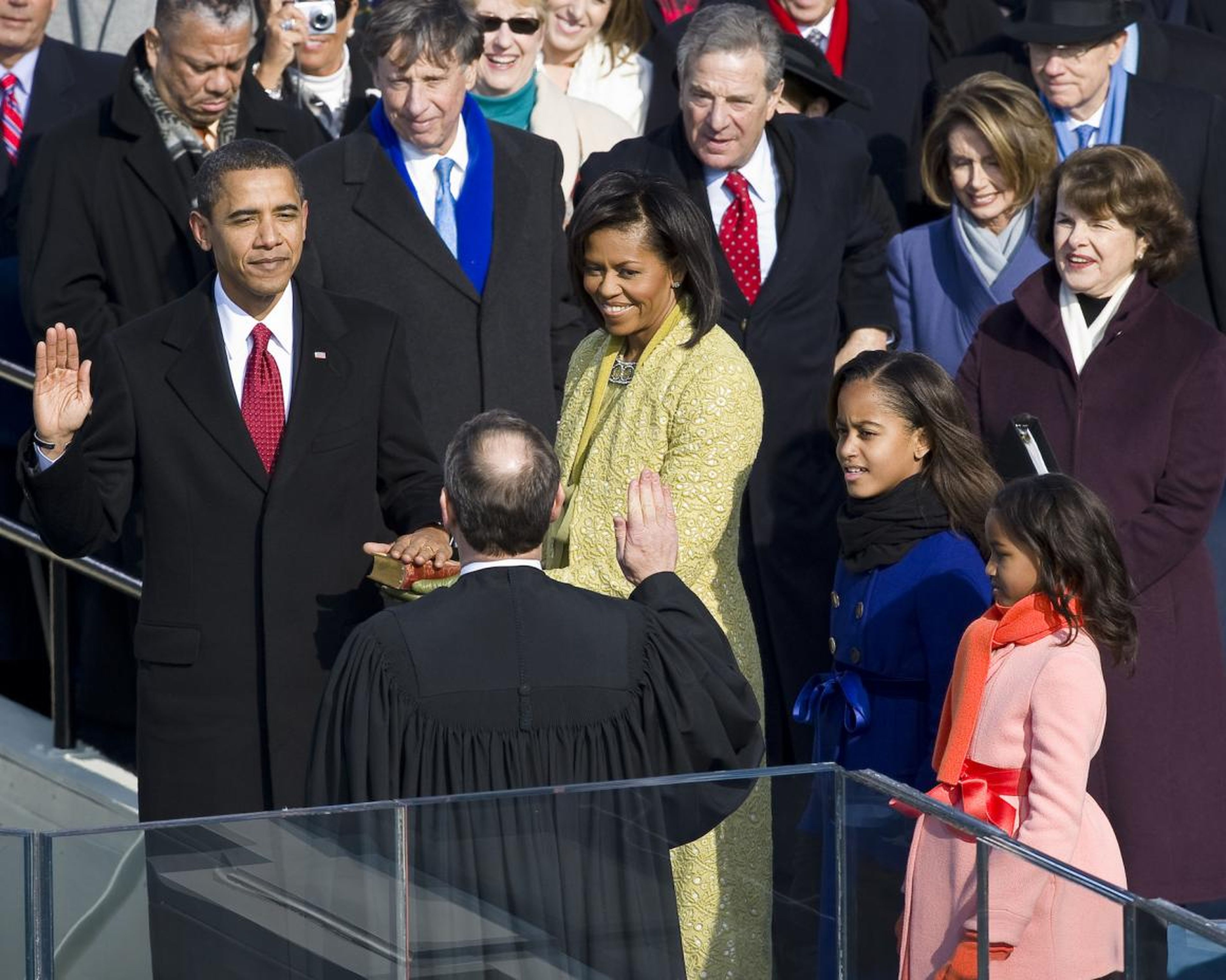 El presidente electo Barack Obama jura como el 44º presidente de los Estados Unidos en 2009, junto a Michelle Obama y sus hijas Malia y Sasha.