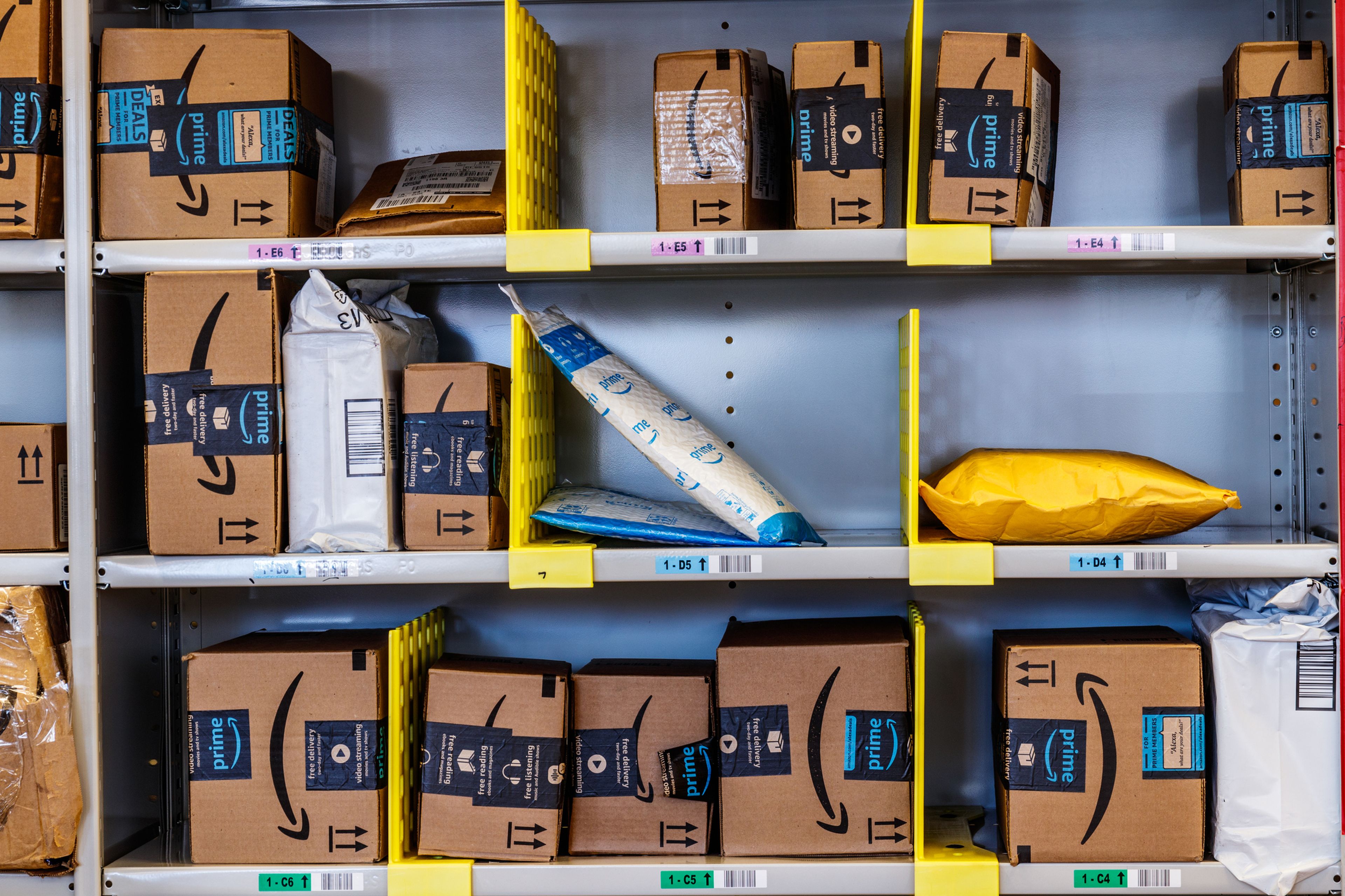 Productos de Amazon en una estantería