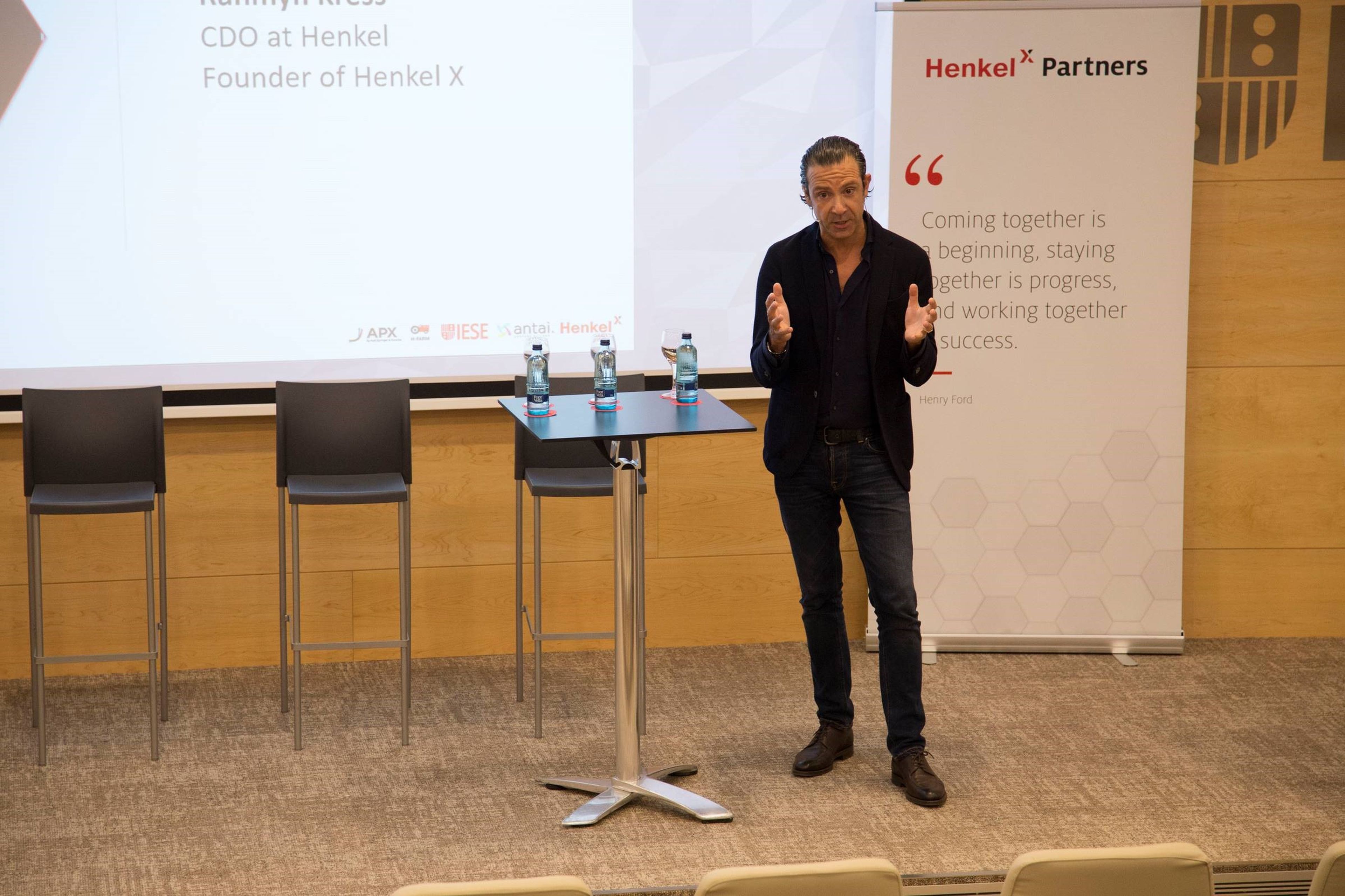 Rahmyn Kress, CDO de Henkel y fundador de Henkel X durante el evento organizado en IESE.