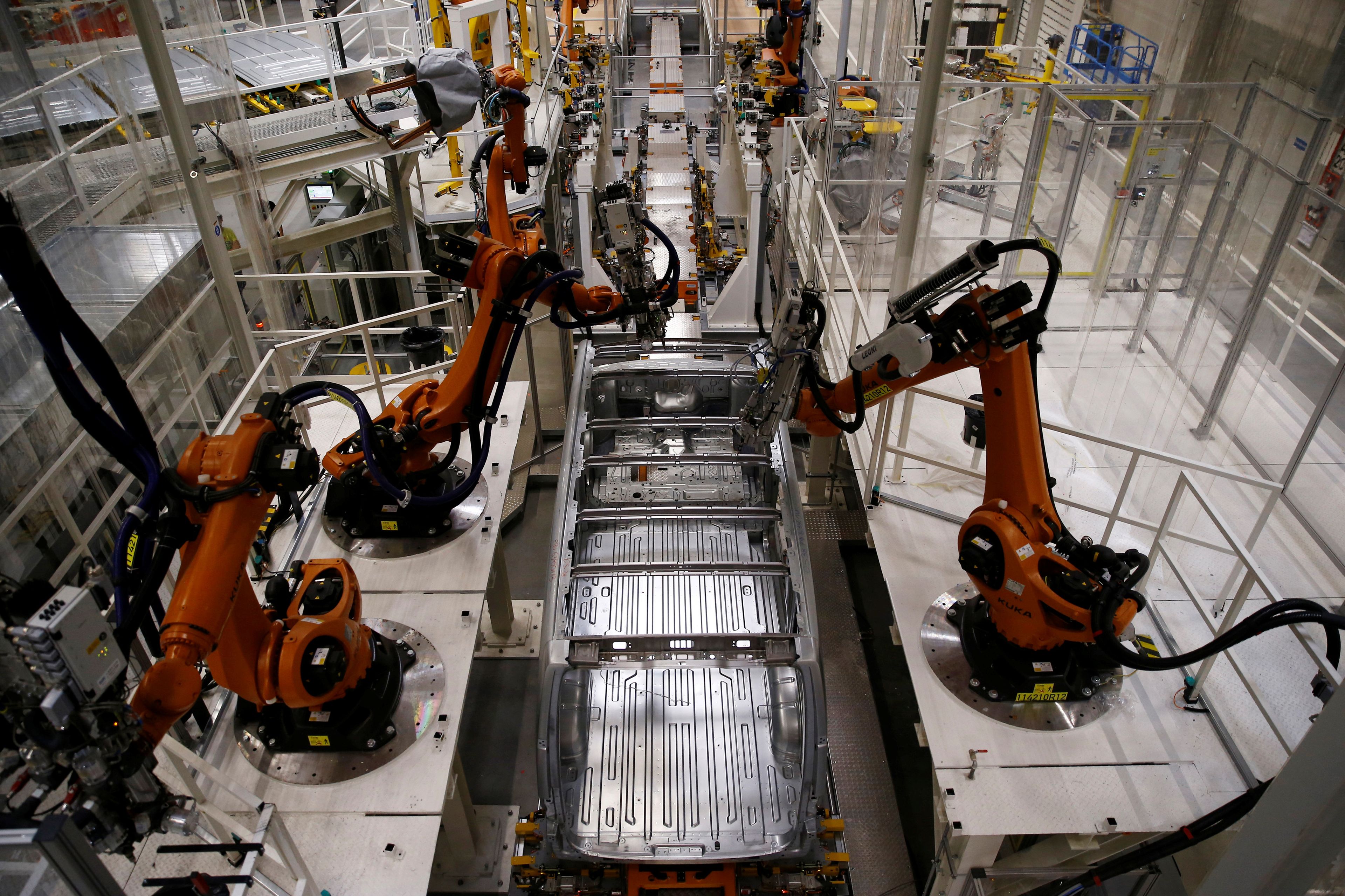 Robots en una fábrica de Volkswagen en Polonia.