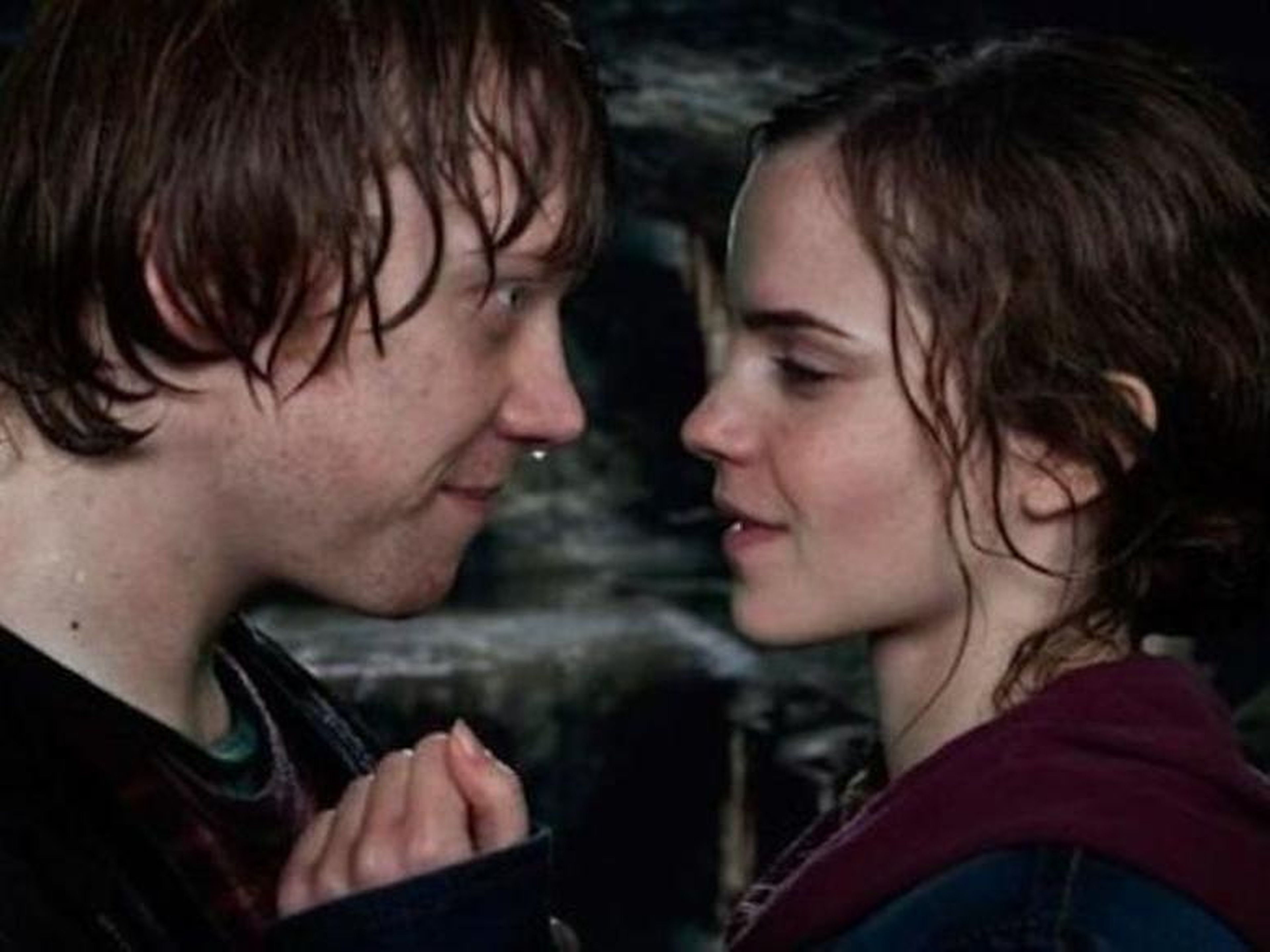 Rupert Grint y Emma Watson como Ron y Hermione en "Harry Potter y las Reliquias de la Muerte Parte 2".