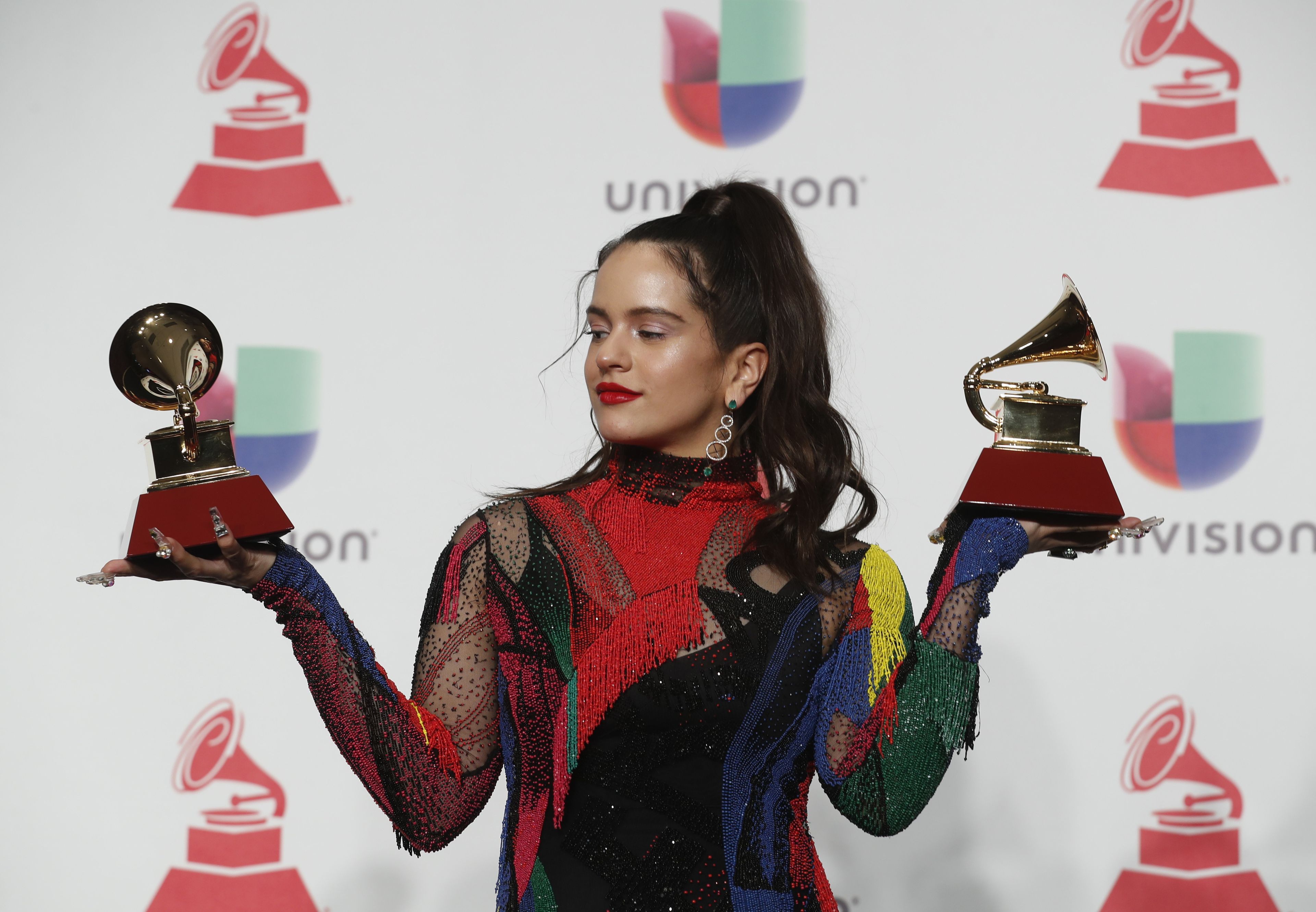 Rosalía con los dos premios Grammy Latino por Malamente.