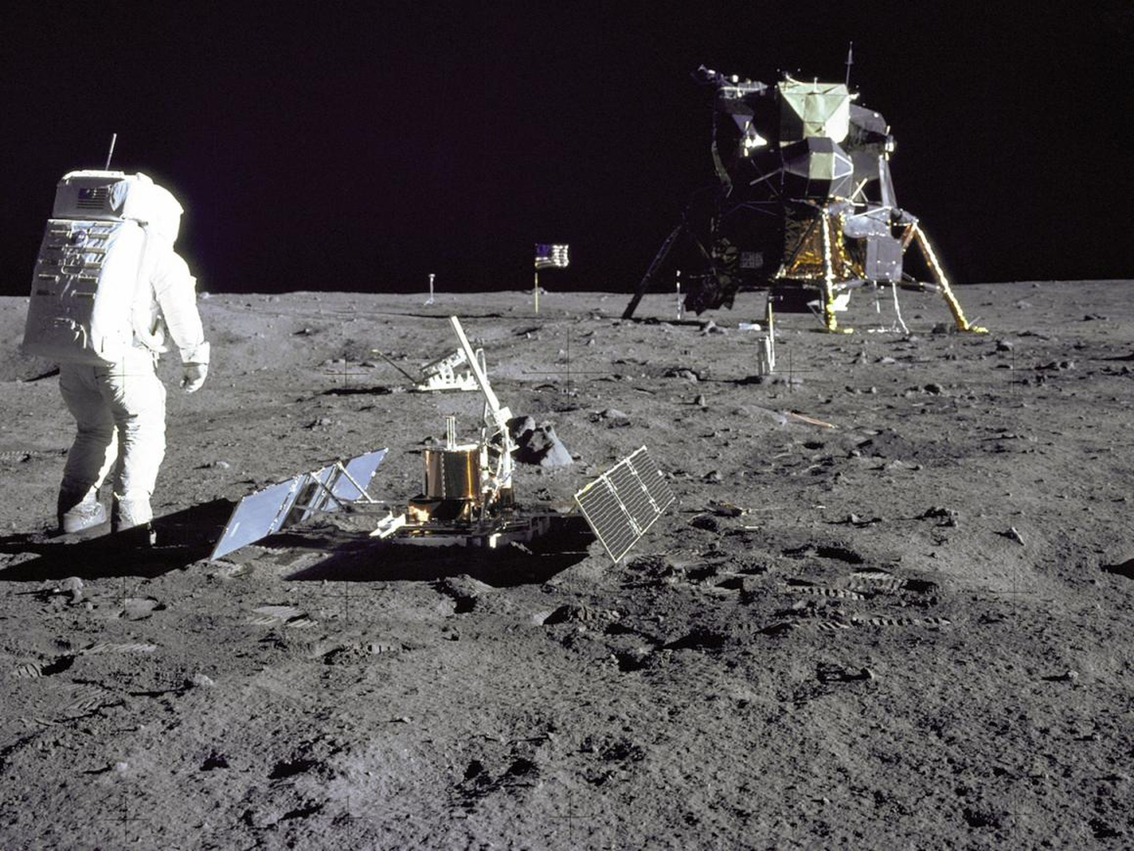Buzz Aldrin trabajaba para realizar experimentos científicos en la Luna.