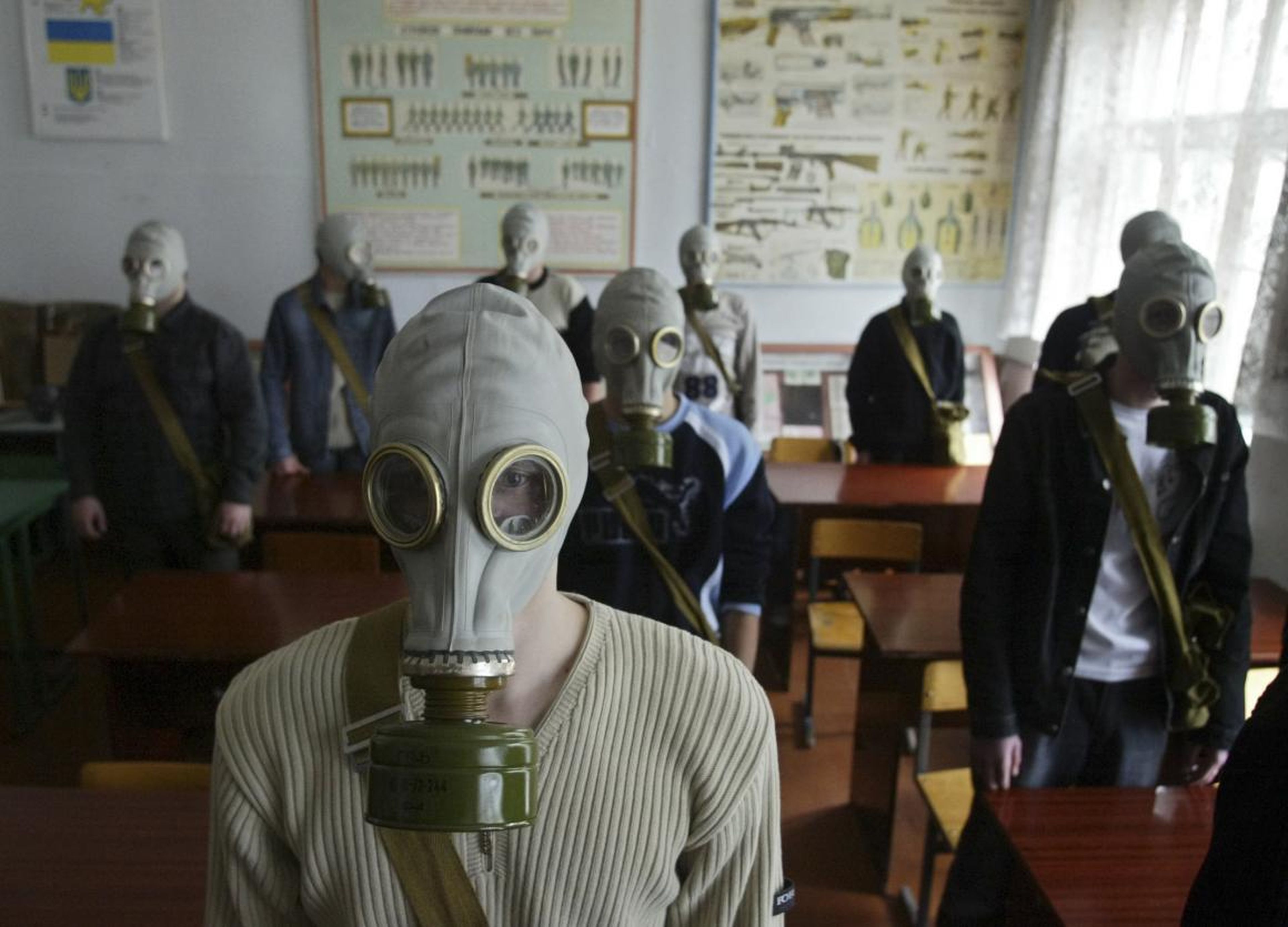 Escolares llevan puesta una máscara de gas durante un entrenamiento de seguridad nuclear en una zona cercana a la planta nuclear de Chernóbil.