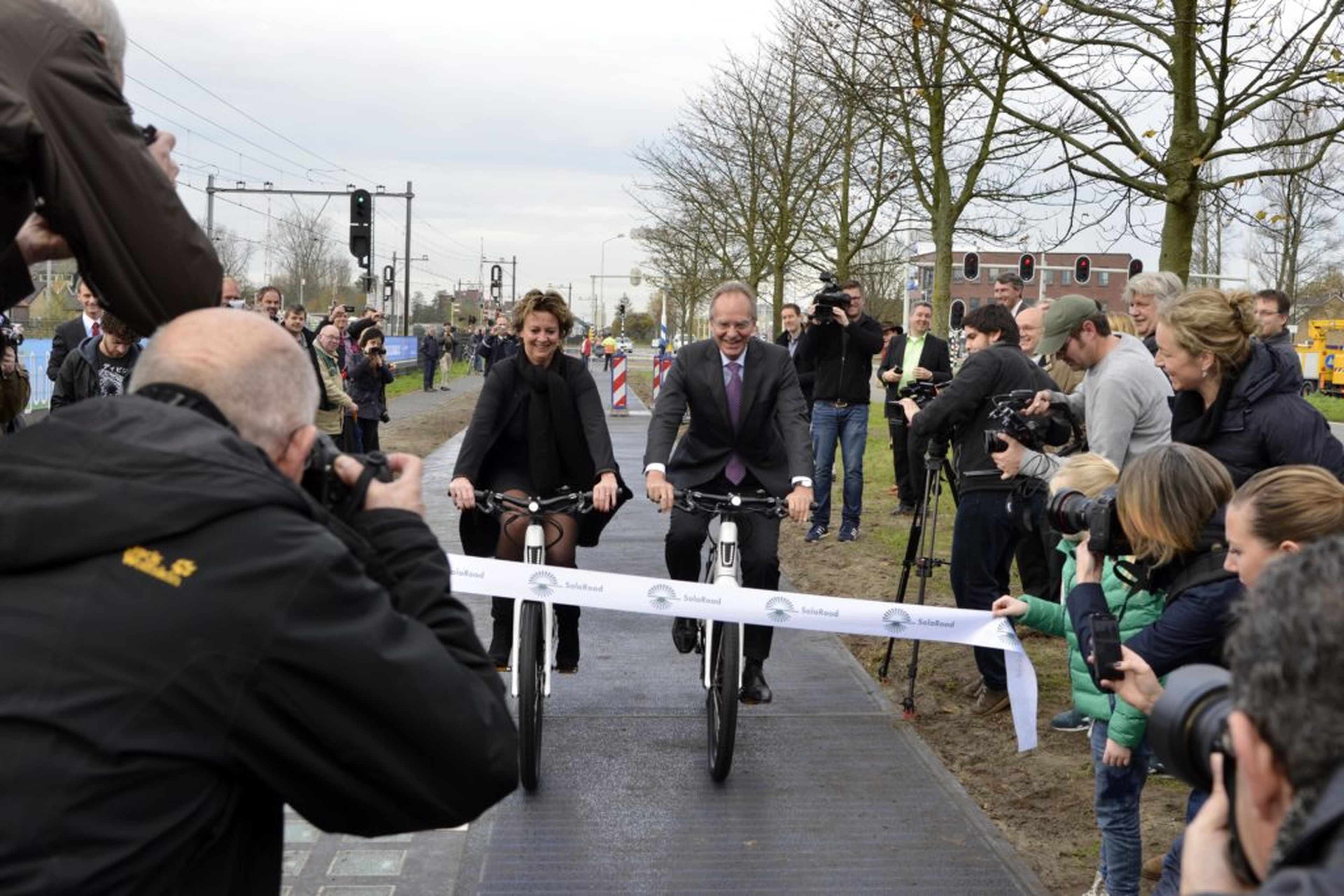 La inauguración del carril bici solar en Holanda