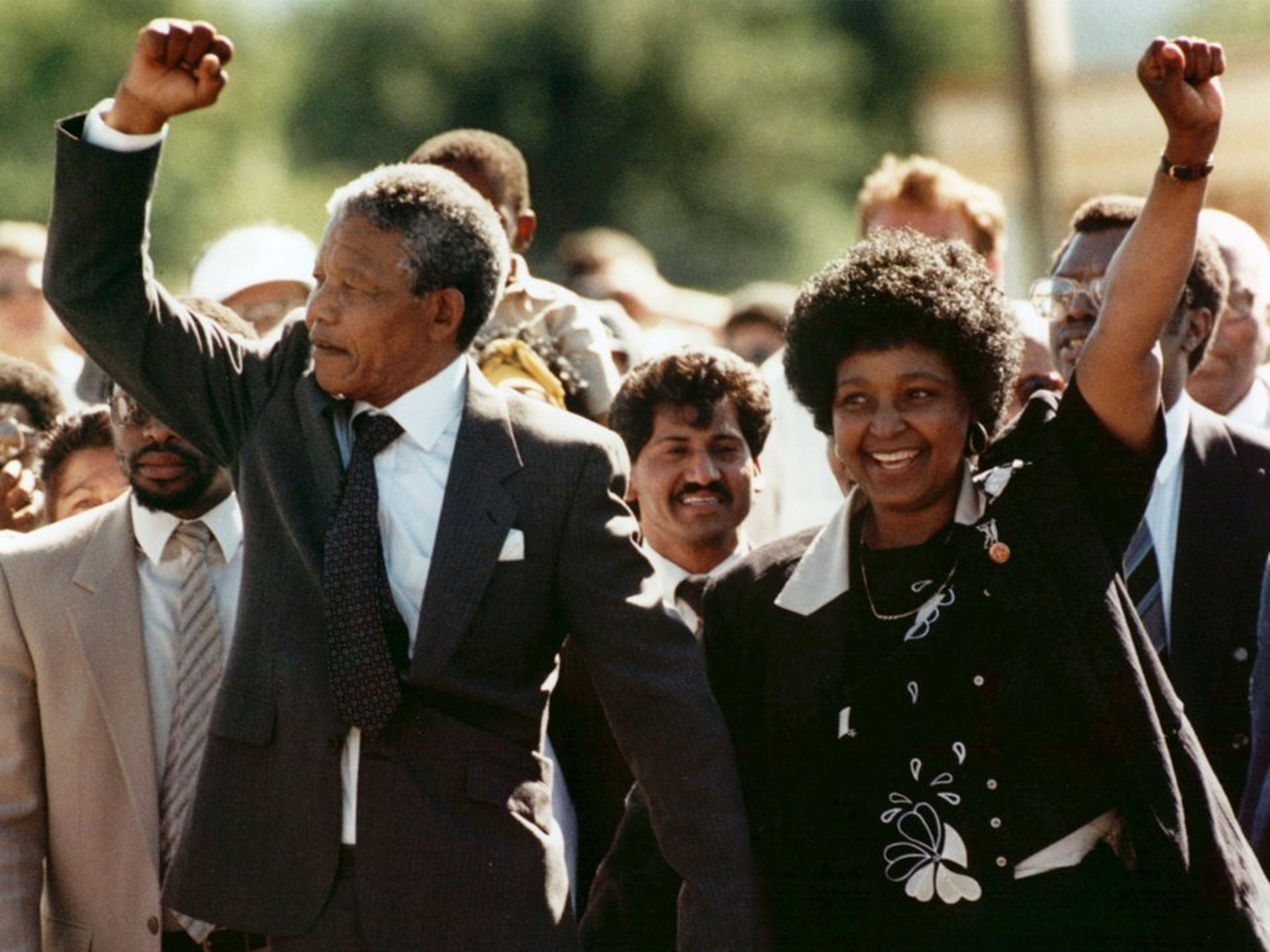 En esta foto del 11 de febrero de 1990, Nelson Mandela y su esposa, Winnie, salen de la prisión Victor Verster cerca de Ciudad del Cabo, Sudáfrica, después de haber pasado 27 años en la cárcel.