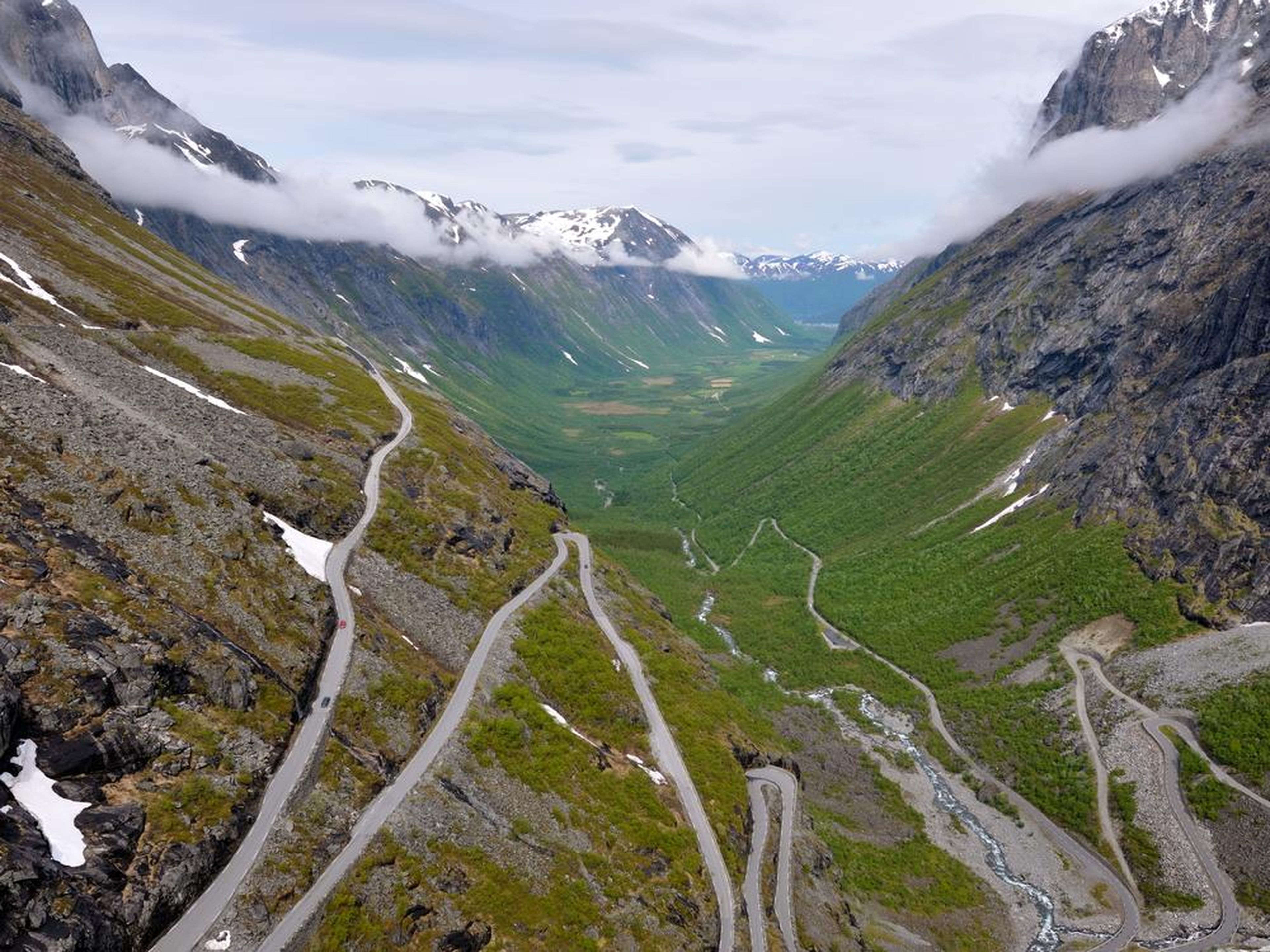 A tourist fell to his death in Norway's popular photo-taking destination, the mountain pass of Trollstigen.