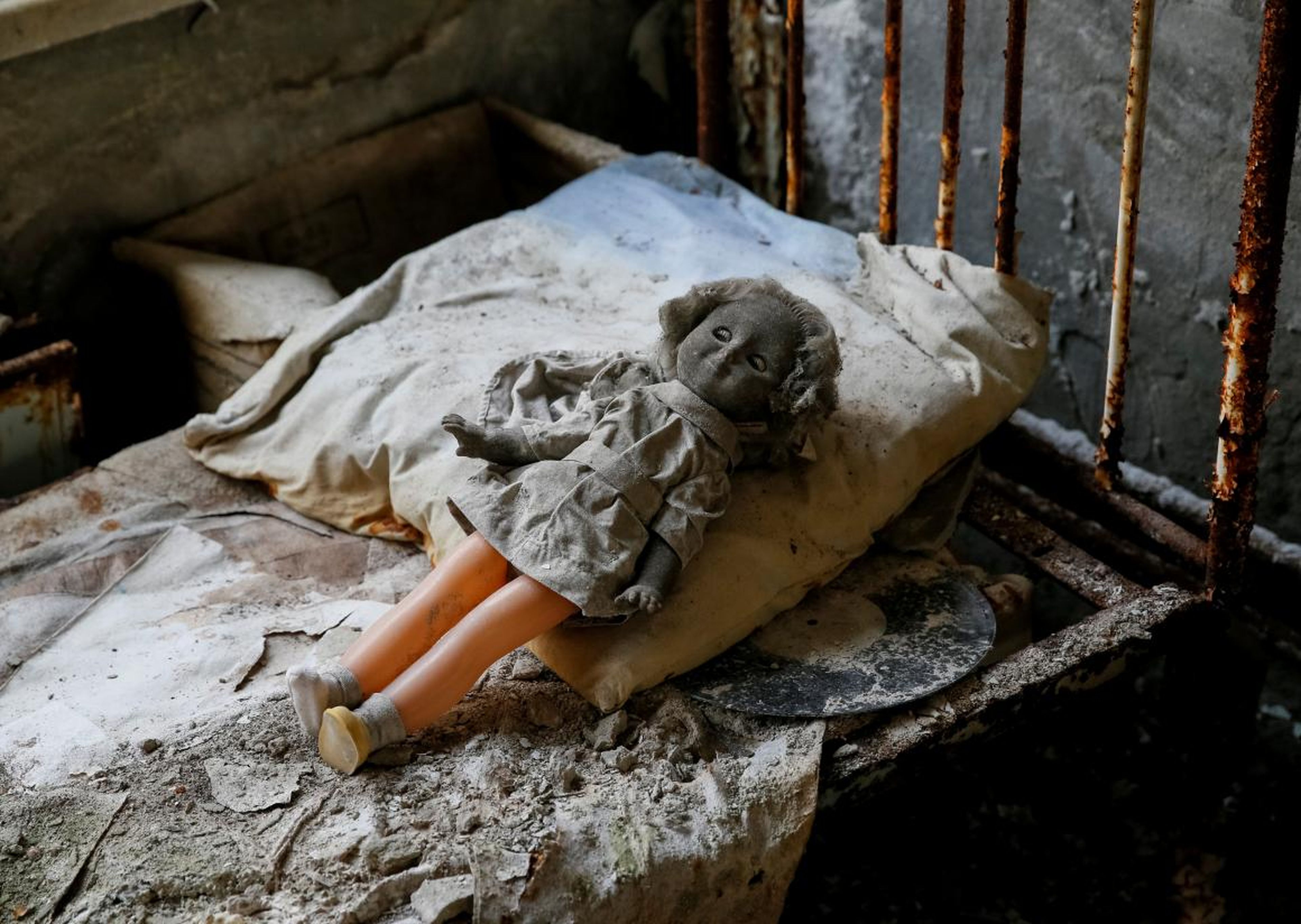 Una muñeca vintage colocada en la cama de una guardería cerca de la central nuclear de Chernóbil.