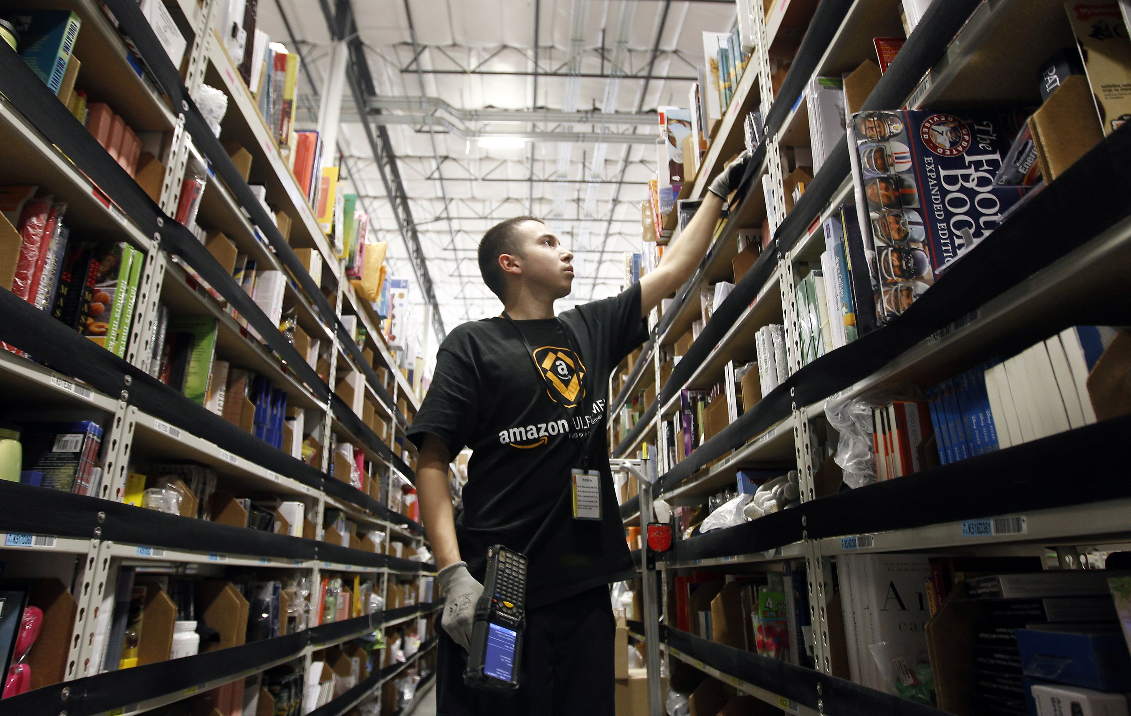 Un trabajador revisa los productos en un centro de distribución de Amazon.