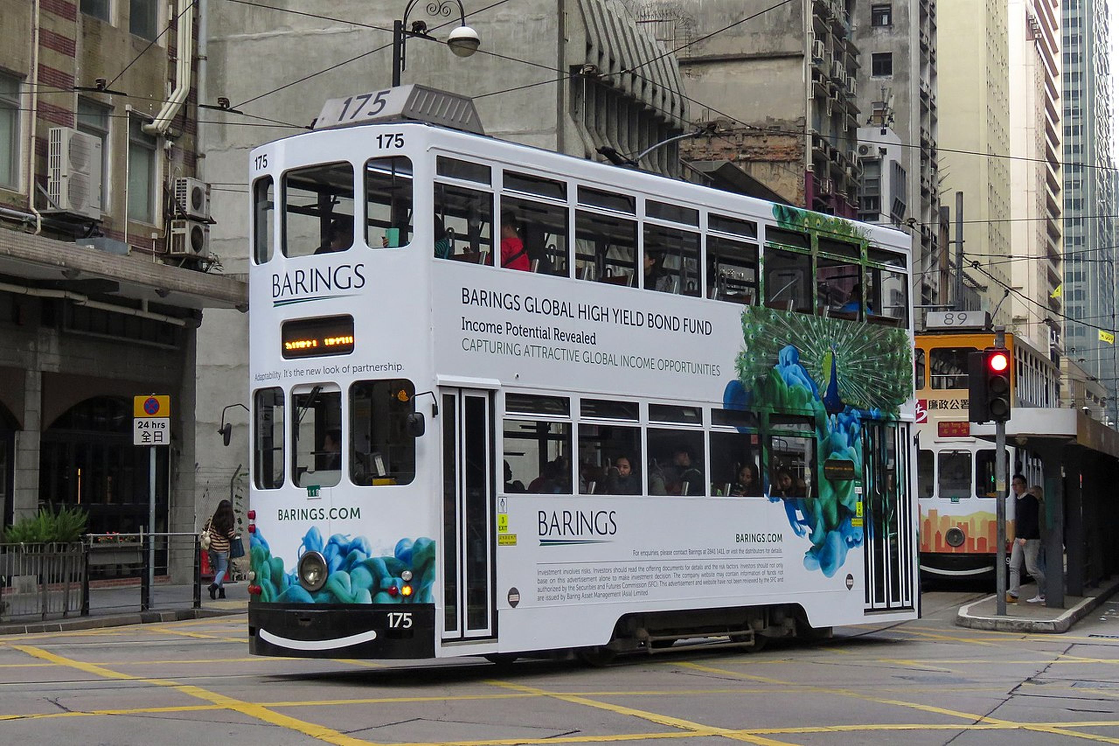 Un tranvía en Hong Kong con publicidad de Barings