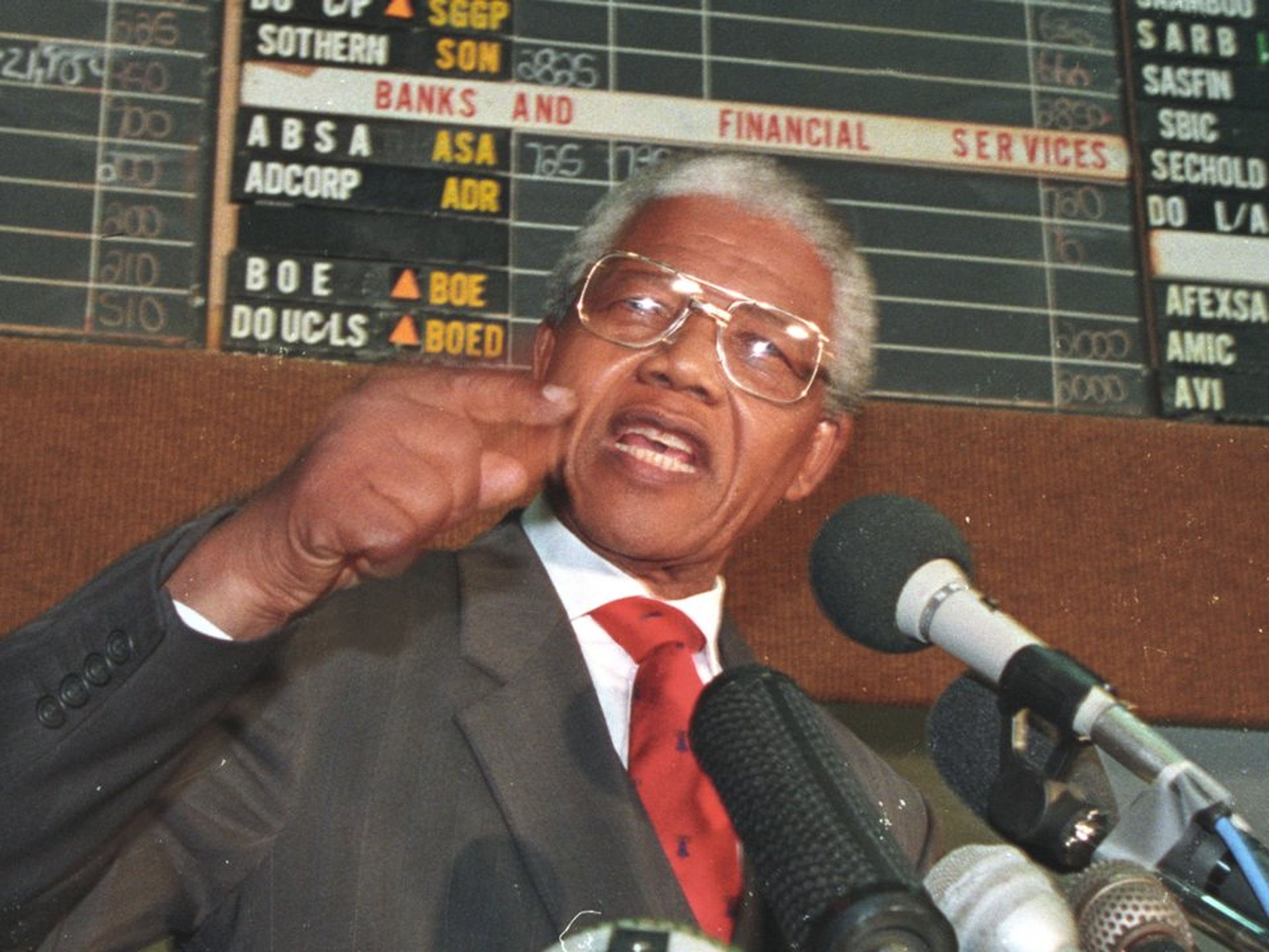 Nelson Mandela hablando a los miembros de la Bolsa de Valores de Johannesburgo, 22 de abril de 1994.