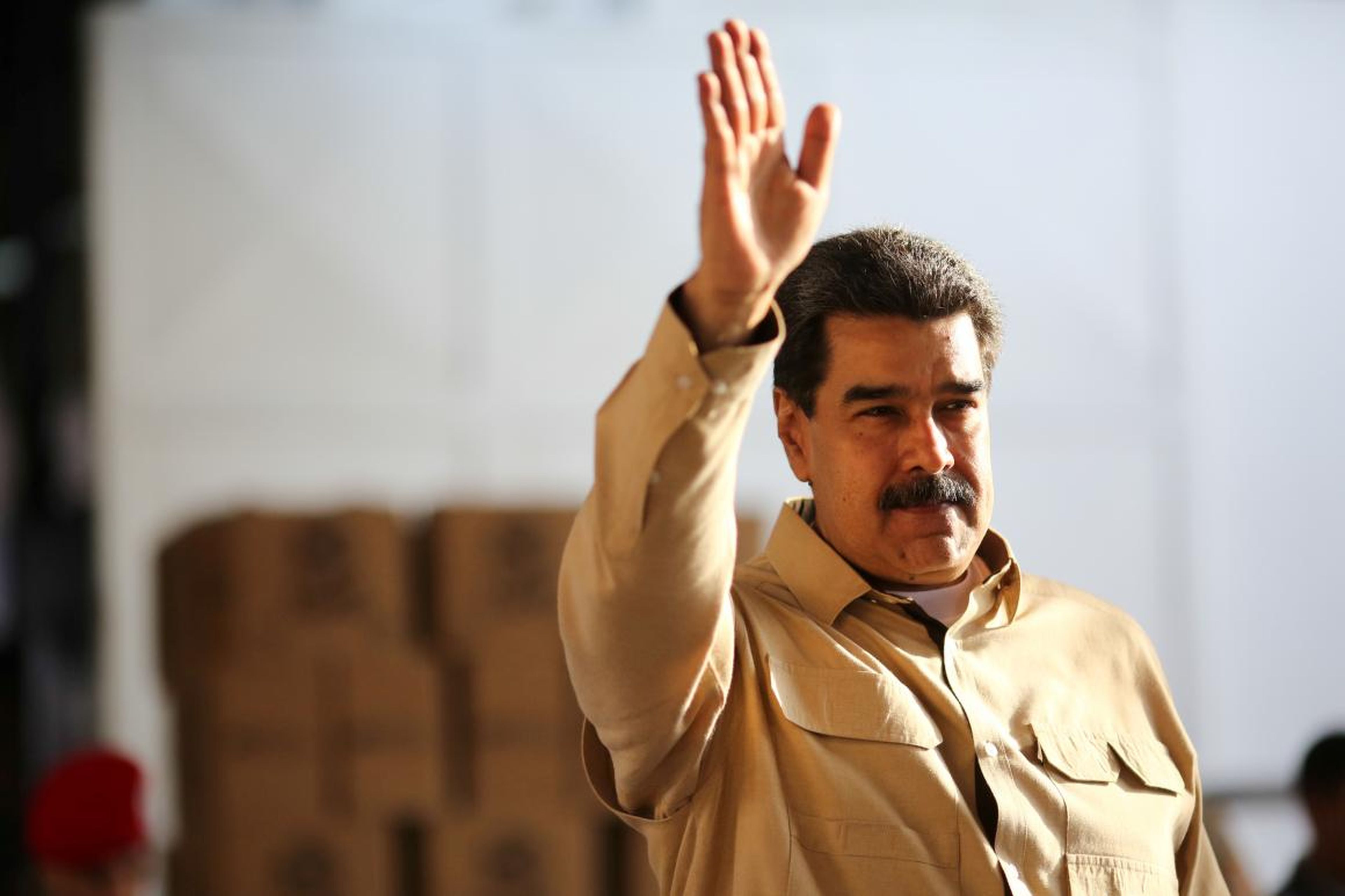 El presidente venezolano Nicolás Maduro saluda durante una visita a un centro de paquetería de alimentos en Caracas.