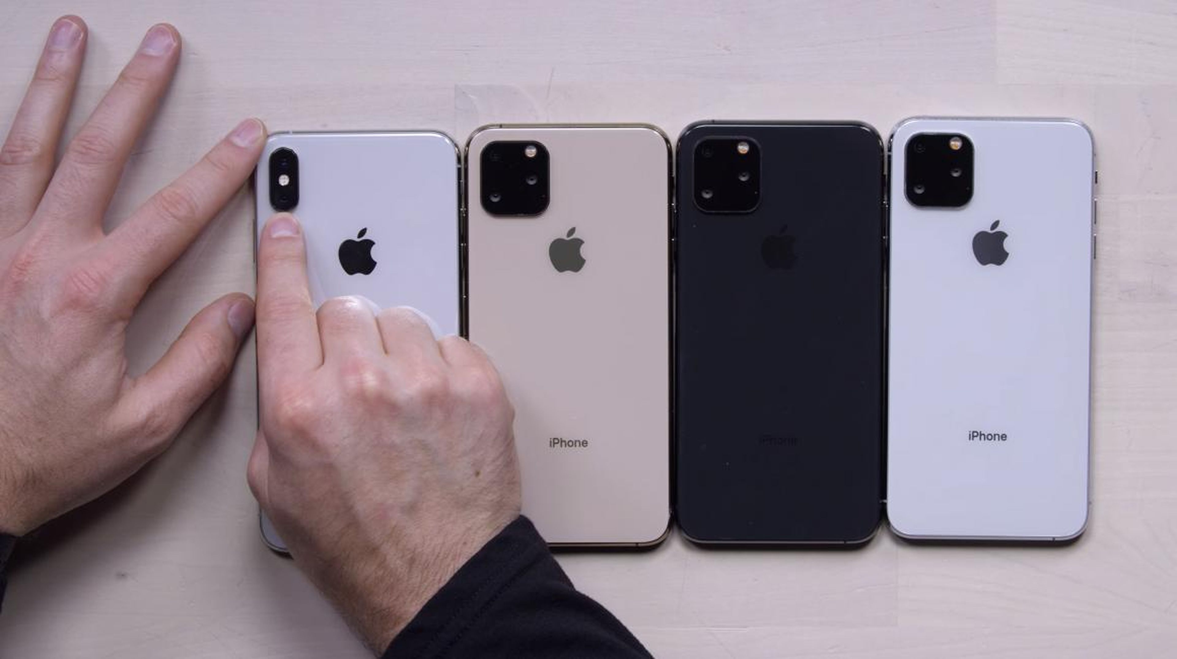 A la izquierda, un iPhone XS, junto a prototipos de iPhone 11.