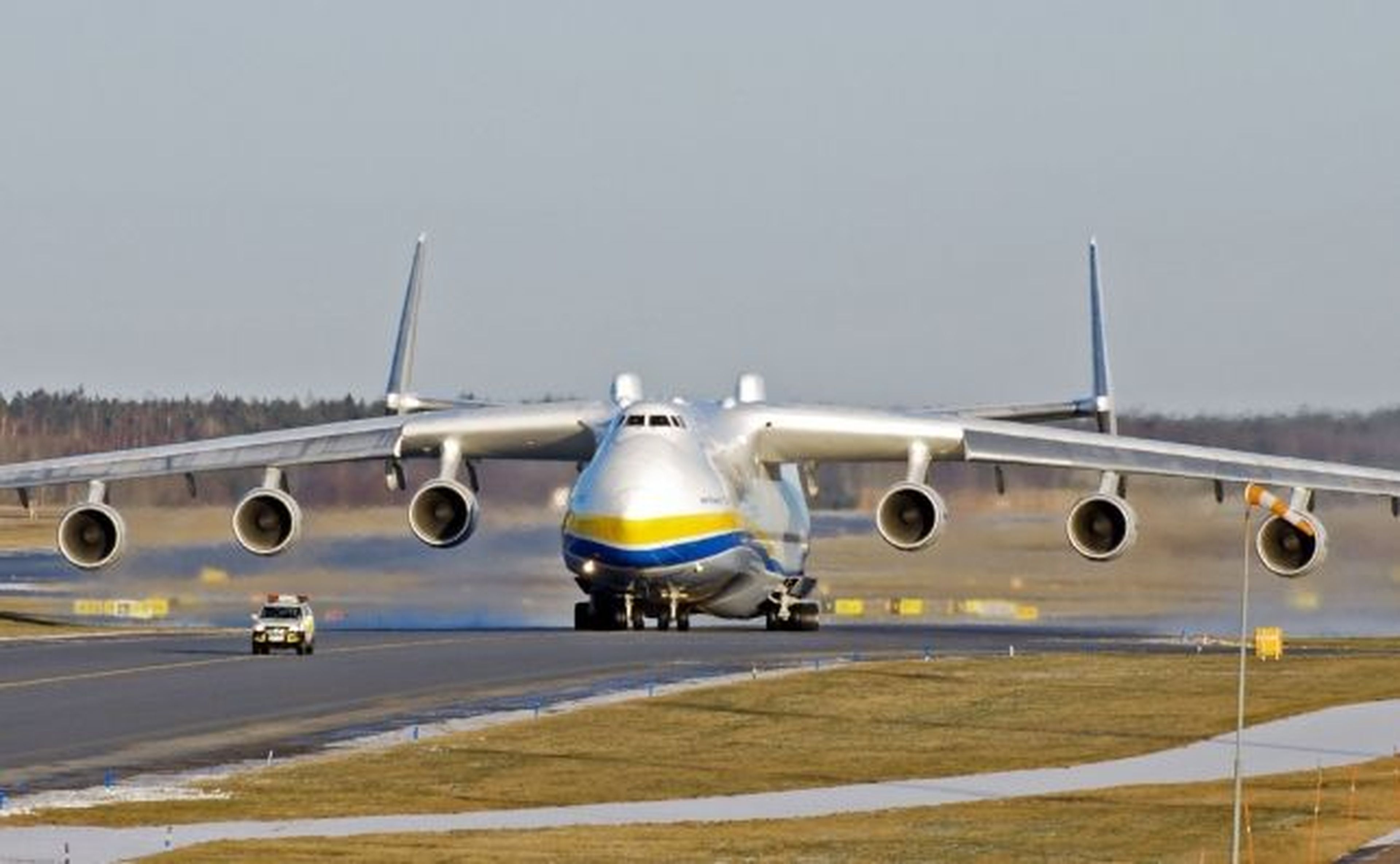 El An-225 necesita pistas de 3.500 metros de largo para despegar y aterrizar